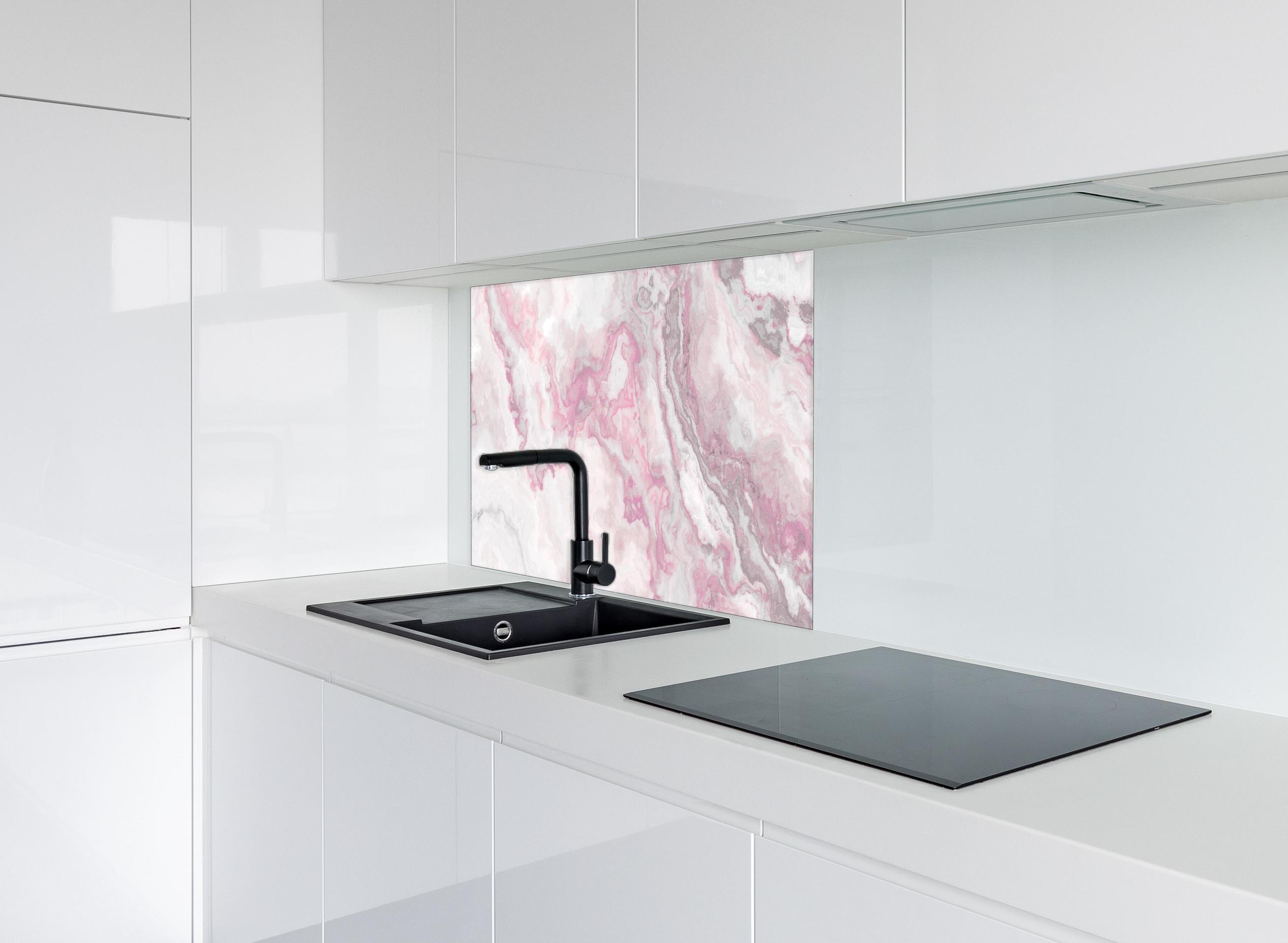 Spritzschutz - Abstrakte Marmor Struktur - Aquarelldarstellung hinter einem Cerankochfeld zwischen Holz-Kochutensilien
