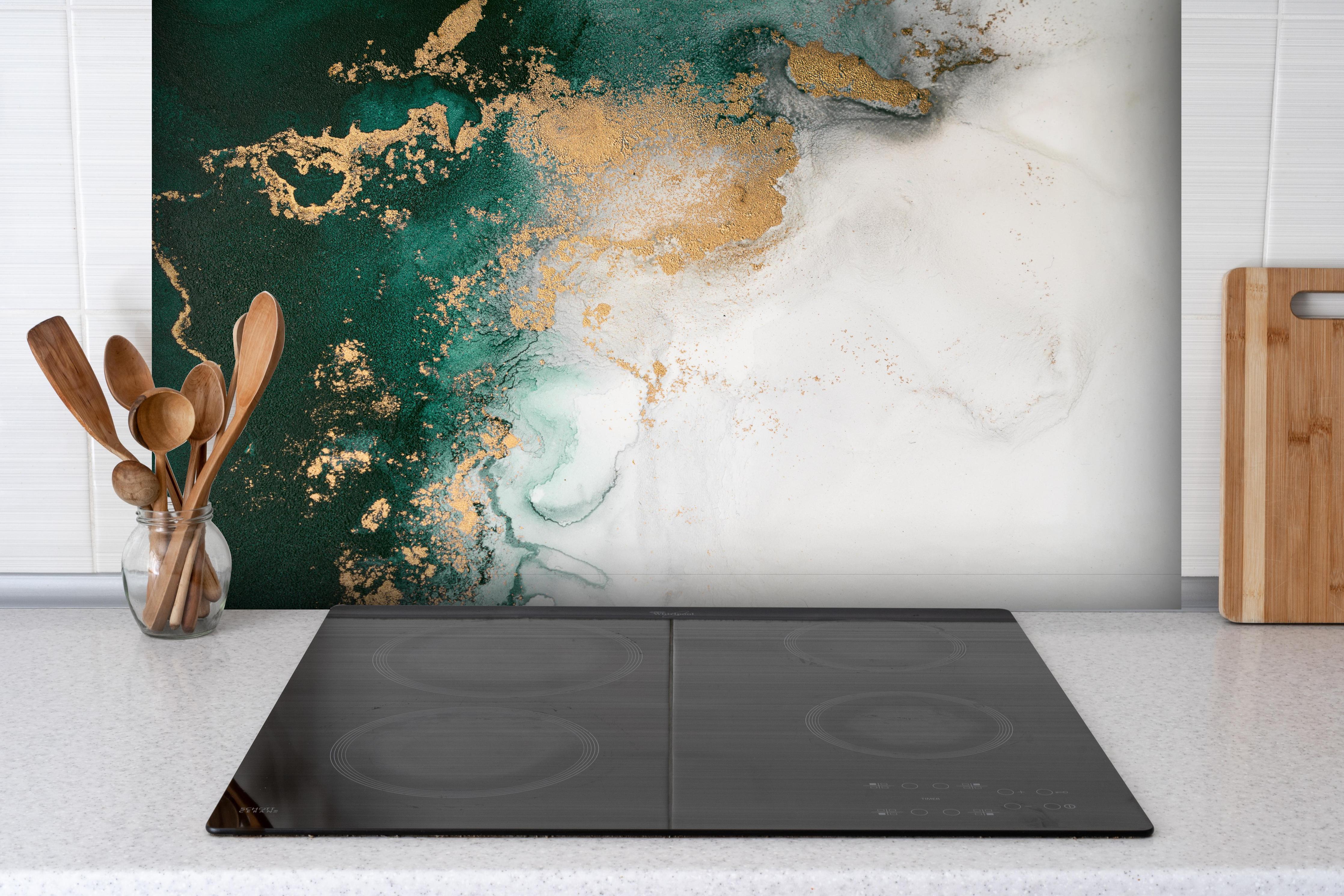 Spritzschutz - Abstrakte Marmor Textur - Flüssigmalerei hinter einem Cerankochfeld zwischen Holz-Kochutensilien
