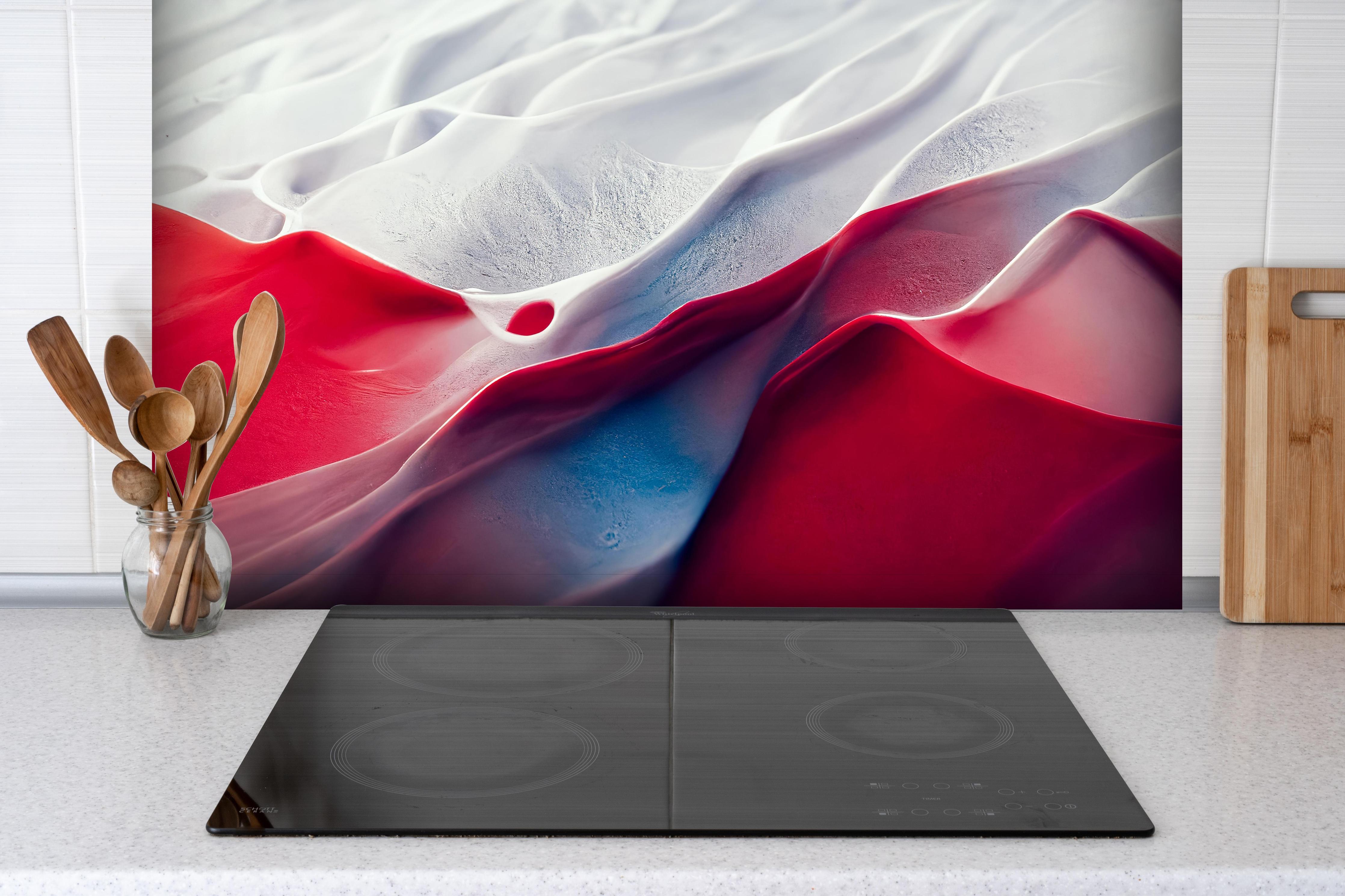 Spritzschutz - Abstrakte Marmor Wellen in rot - weiß hinter einem Cerankochfeld zwischen Holz-Kochutensilien
