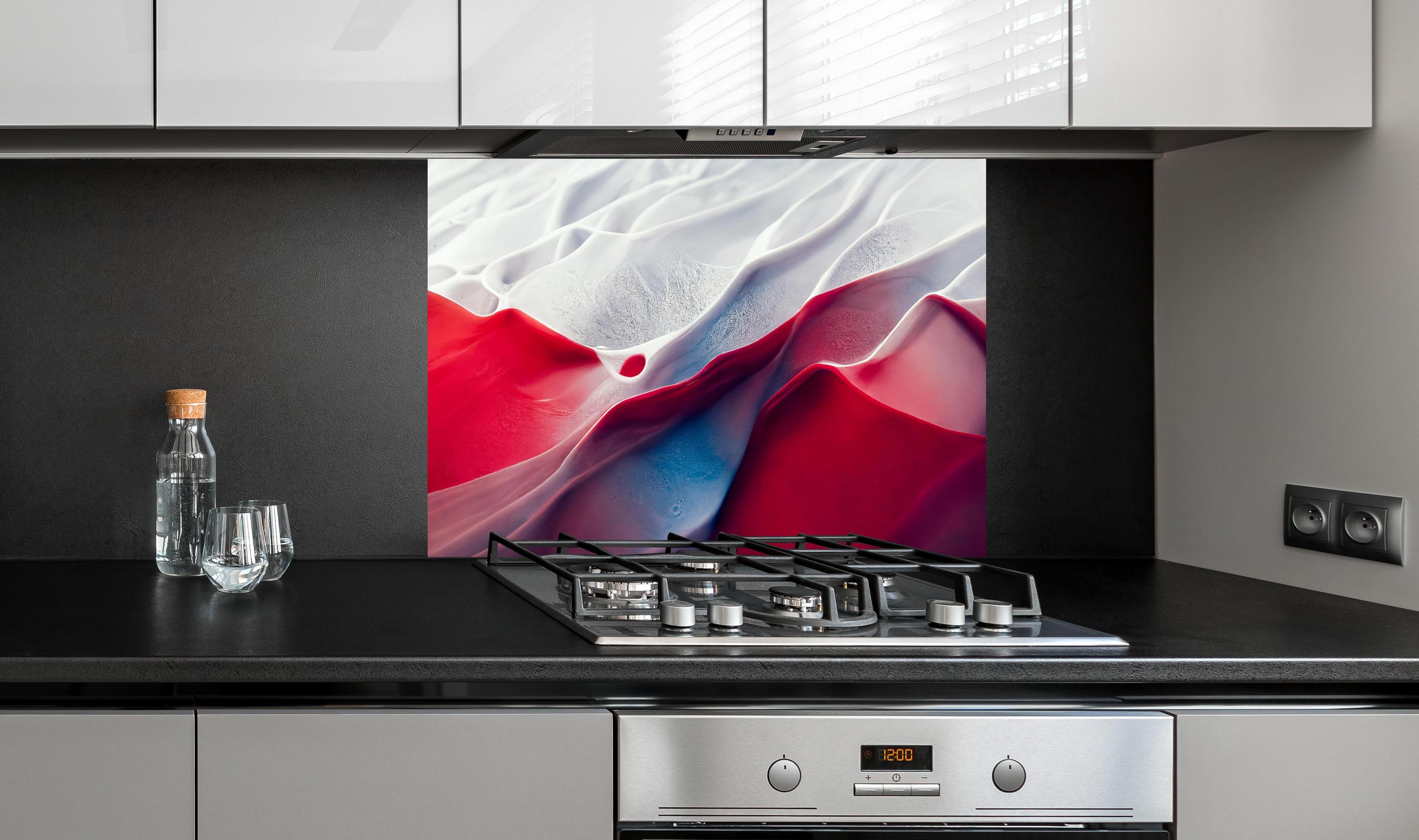 Spritzschutz - Abstrakte Marmor Wellen in rot - weiß hinter einem Cerankochfeld zwischen Holz-Kochutensilien
