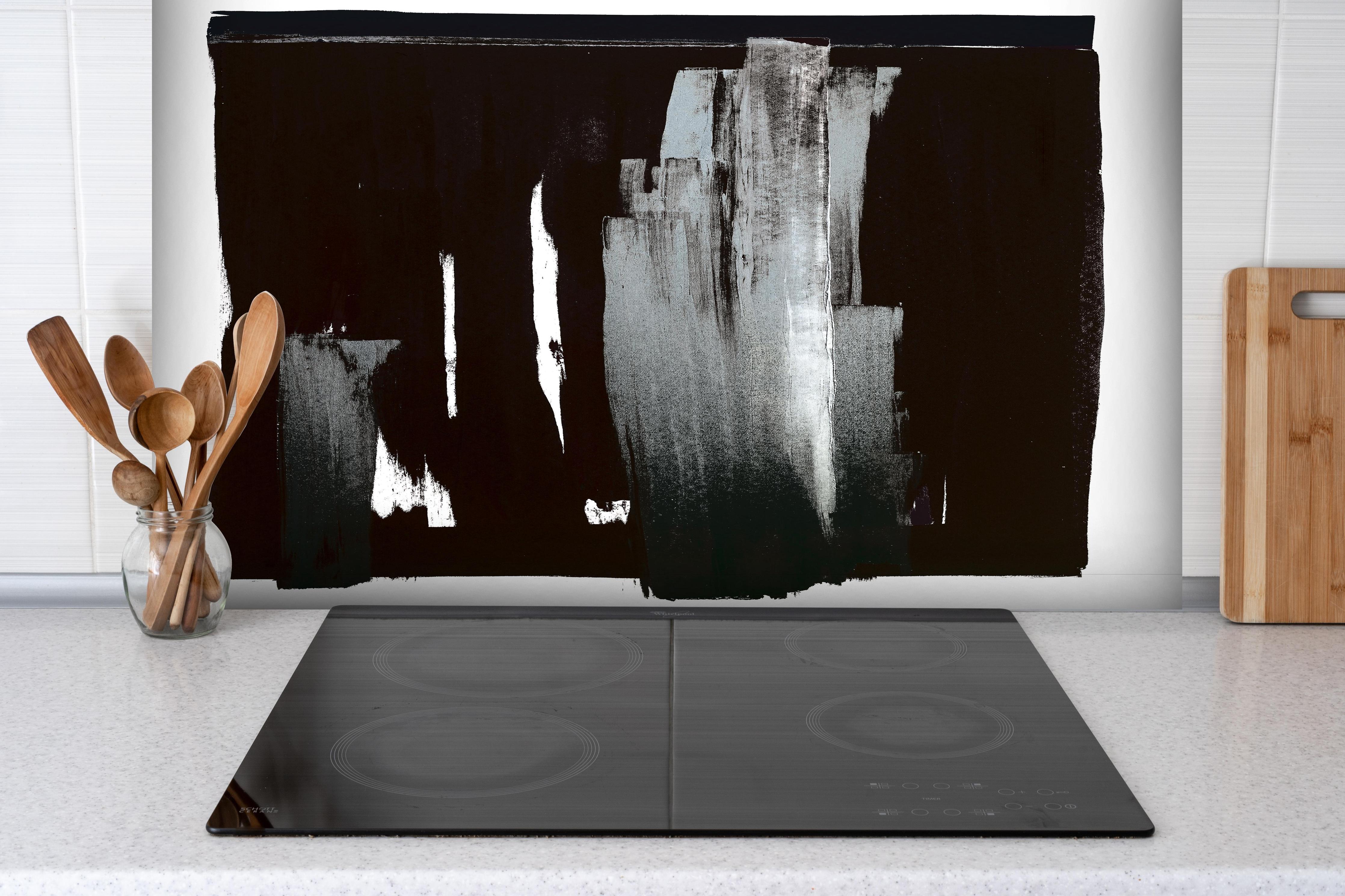 Spritzschutz - Abstrakte Monochrom-Malerei Schwarz auf Weiß hinter einem Cerankochfeld zwischen Holz-Kochutensilien
