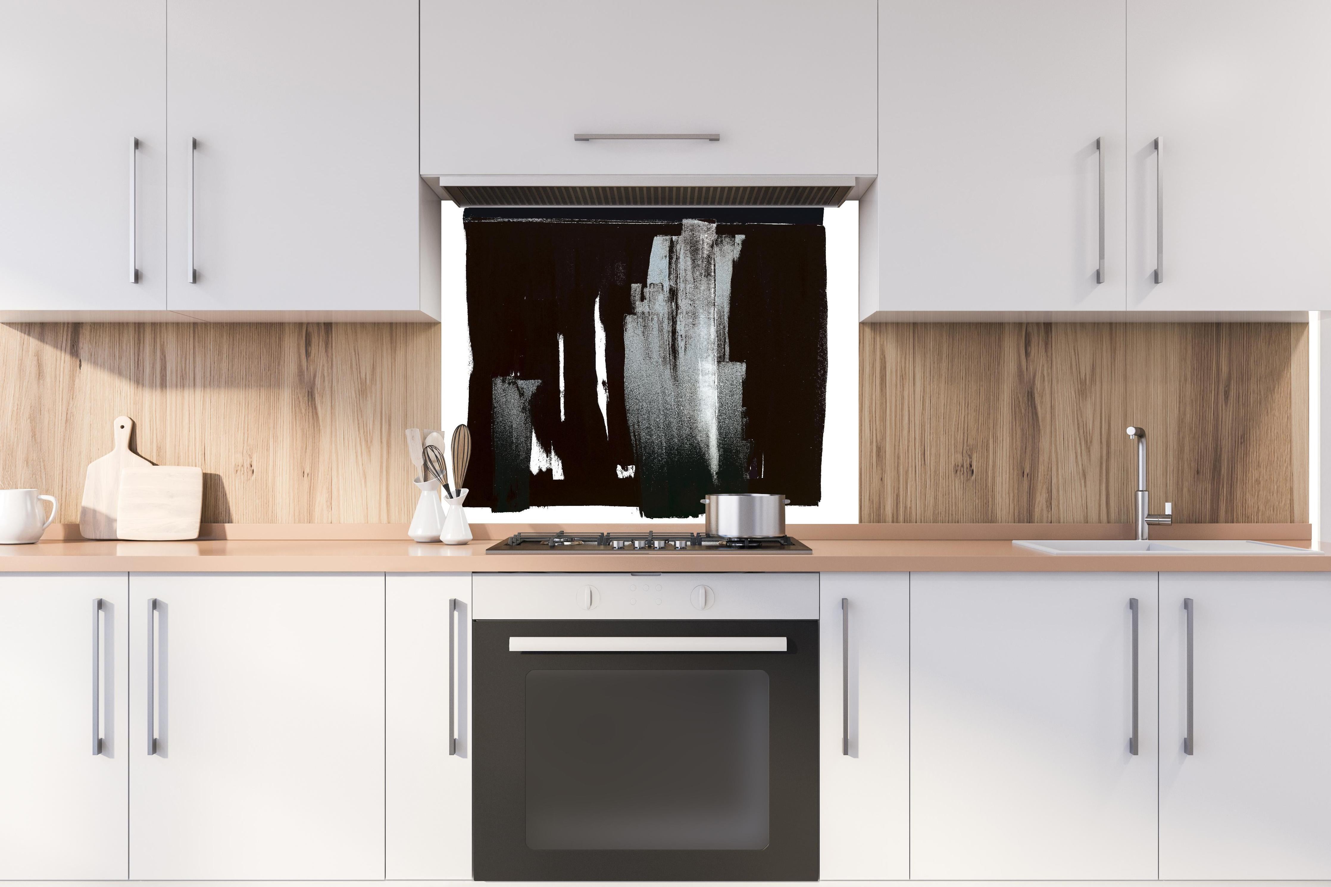 Spritzschutz - Abstrakte Monochrom-Malerei Schwarz auf Weiß hinter einem Cerankochfeld zwischen Holz-Kochutensilien
