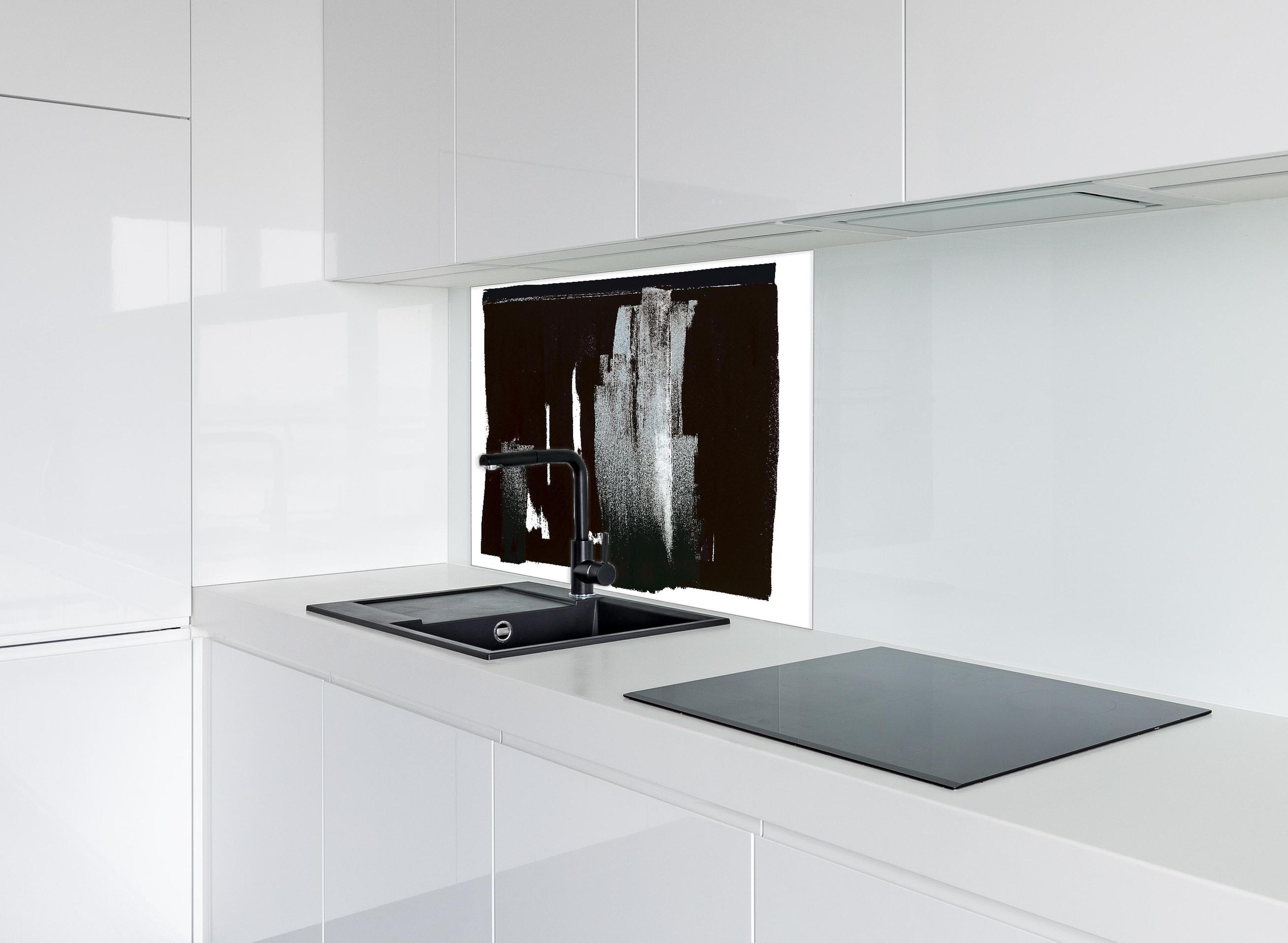 Spritzschutz - Abstrakte Monochrom-Malerei Schwarz auf Weiß hinter einem Cerankochfeld zwischen Holz-Kochutensilien
