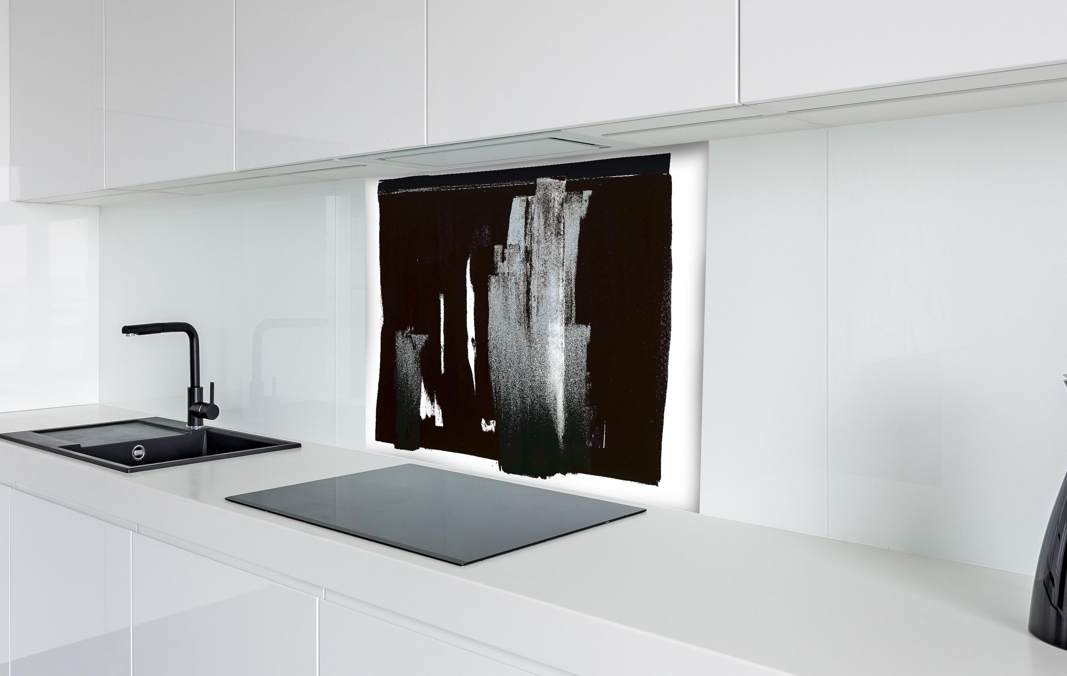 Spritzschutz - Abstrakte Monochrom-Malerei Schwarz auf Weiß hinter einem Cerankochfeld zwischen Holz-Kochutensilien
