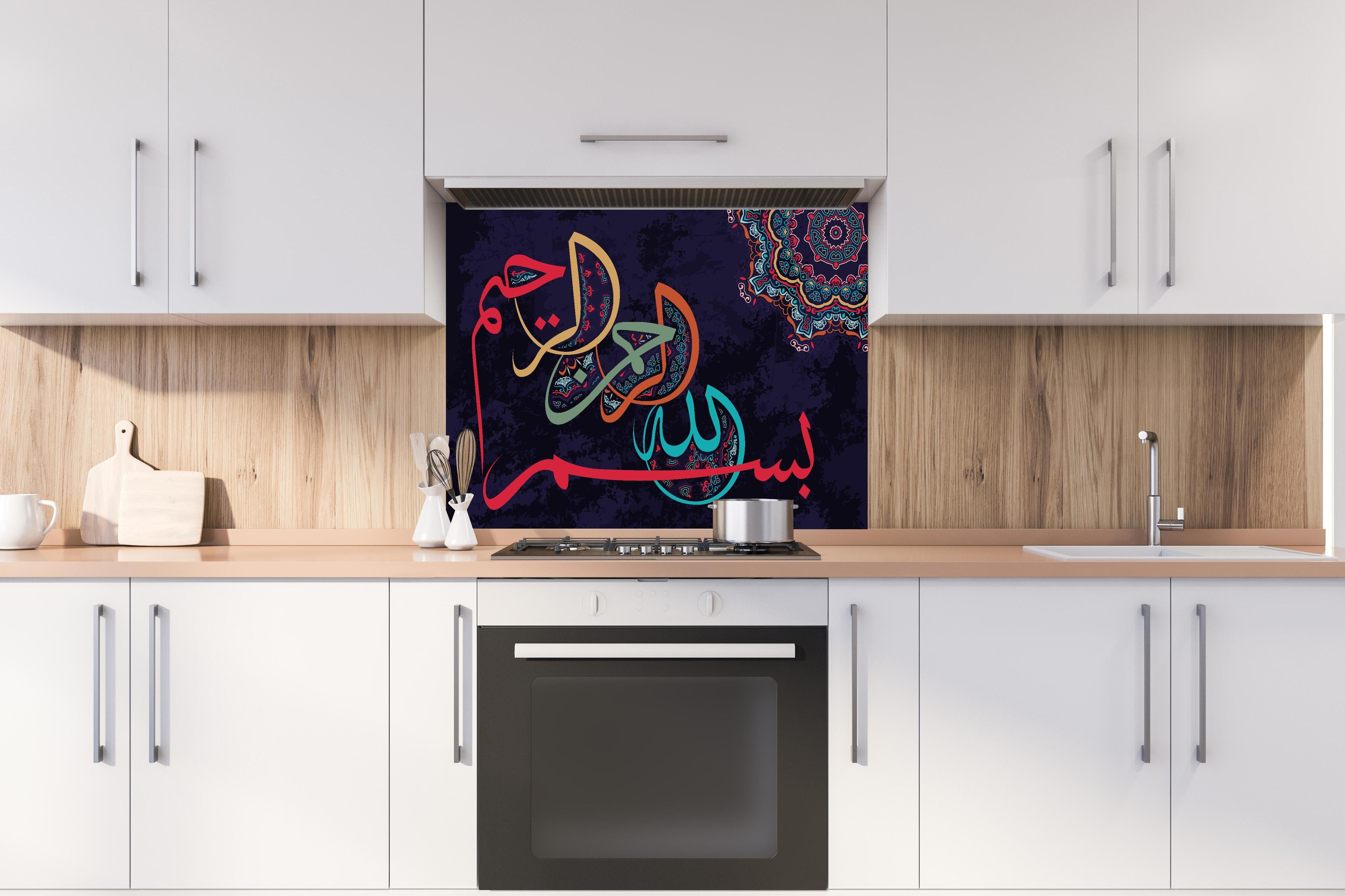 Spritzschutz - Abstrakte Orientalische Kalligraphie in Farbe hinter einem Cerankochfeld zwischen Holz-Kochutensilien
