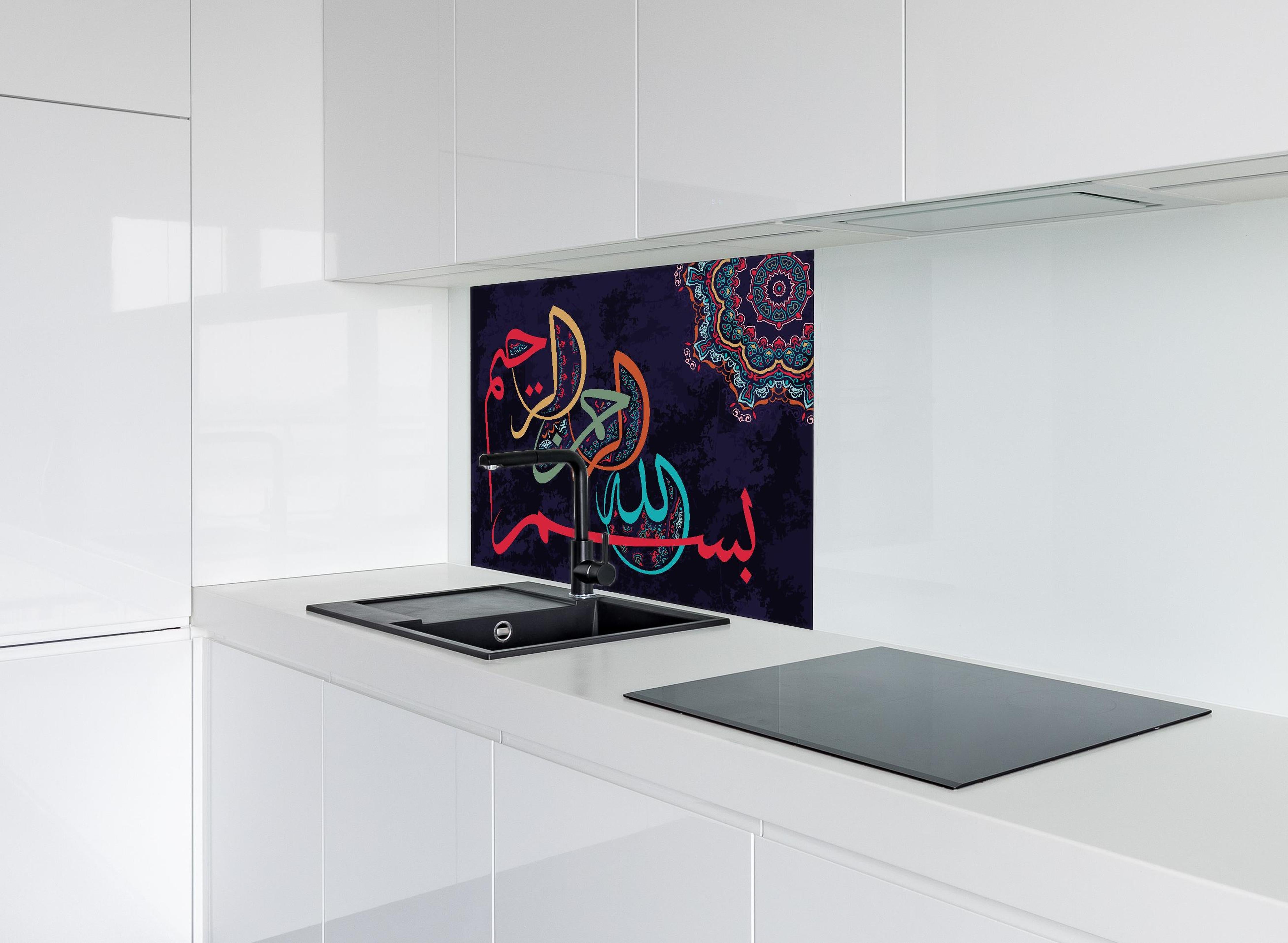 Spritzschutz - Abstrakte Orientalische Kalligraphie in Farbe hinter einem Cerankochfeld zwischen Holz-Kochutensilien
