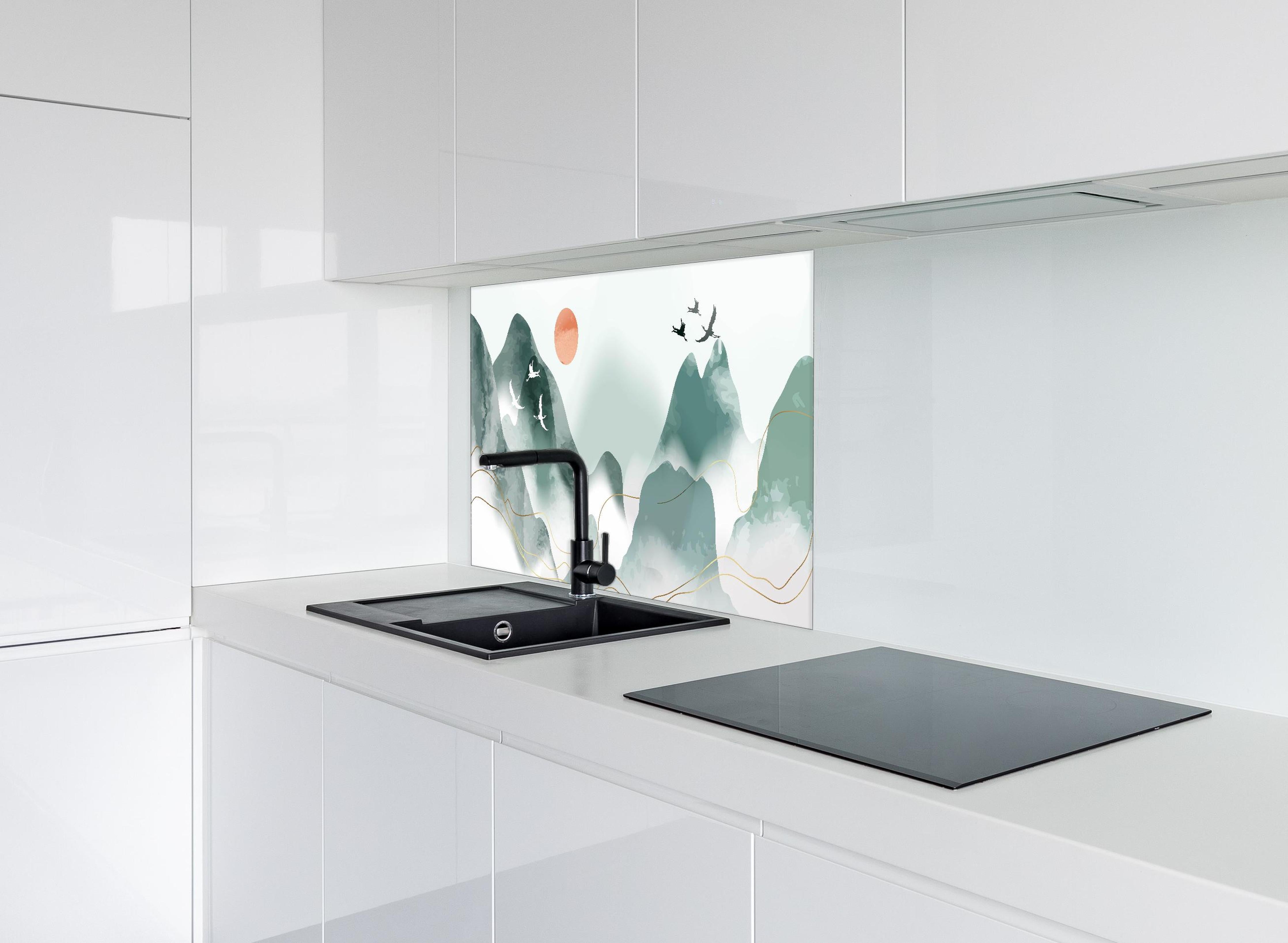 Spritzschutz - Abstrakte Pastell Berglandschaft mit Sonne hinter einem Cerankochfeld zwischen Holz-Kochutensilien
