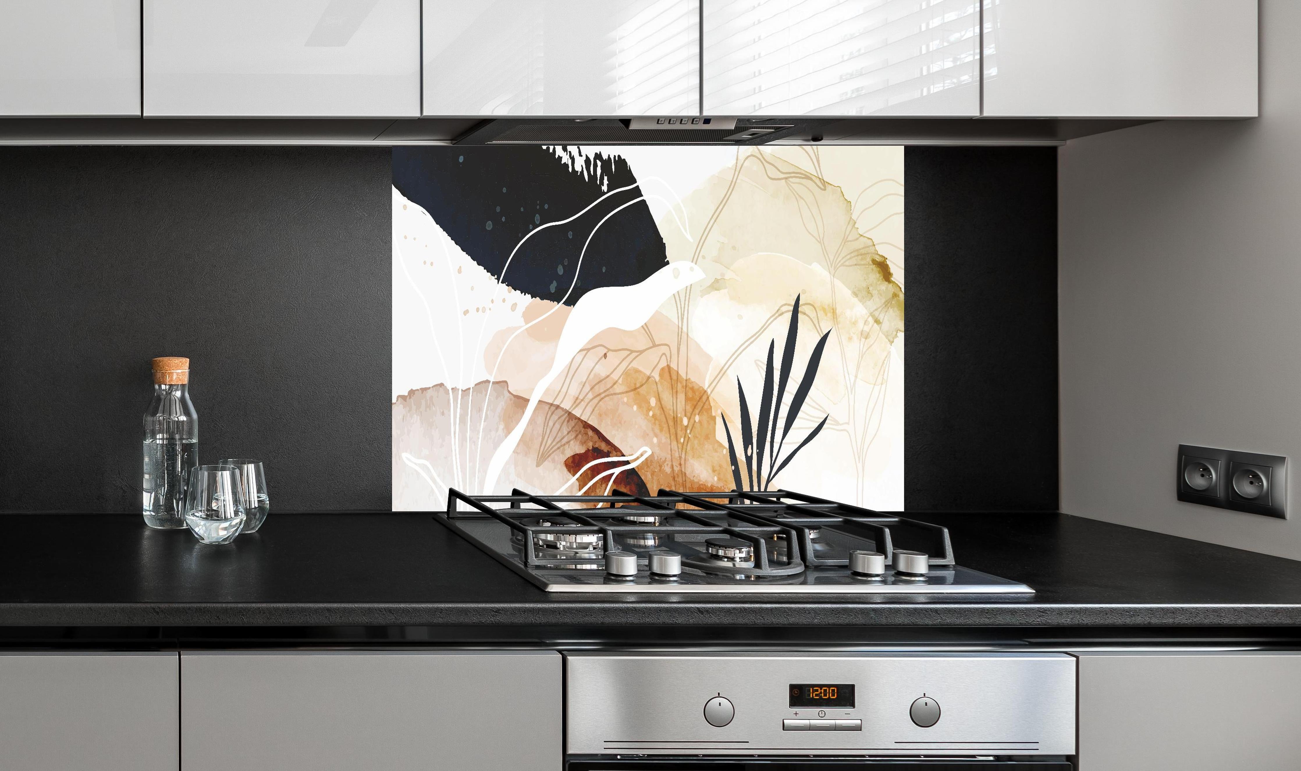 Spritzschutz - Abstrakte Pflanzen und Formen Kunst hinter einem Cerankochfeld zwischen Holz-Kochutensilien
