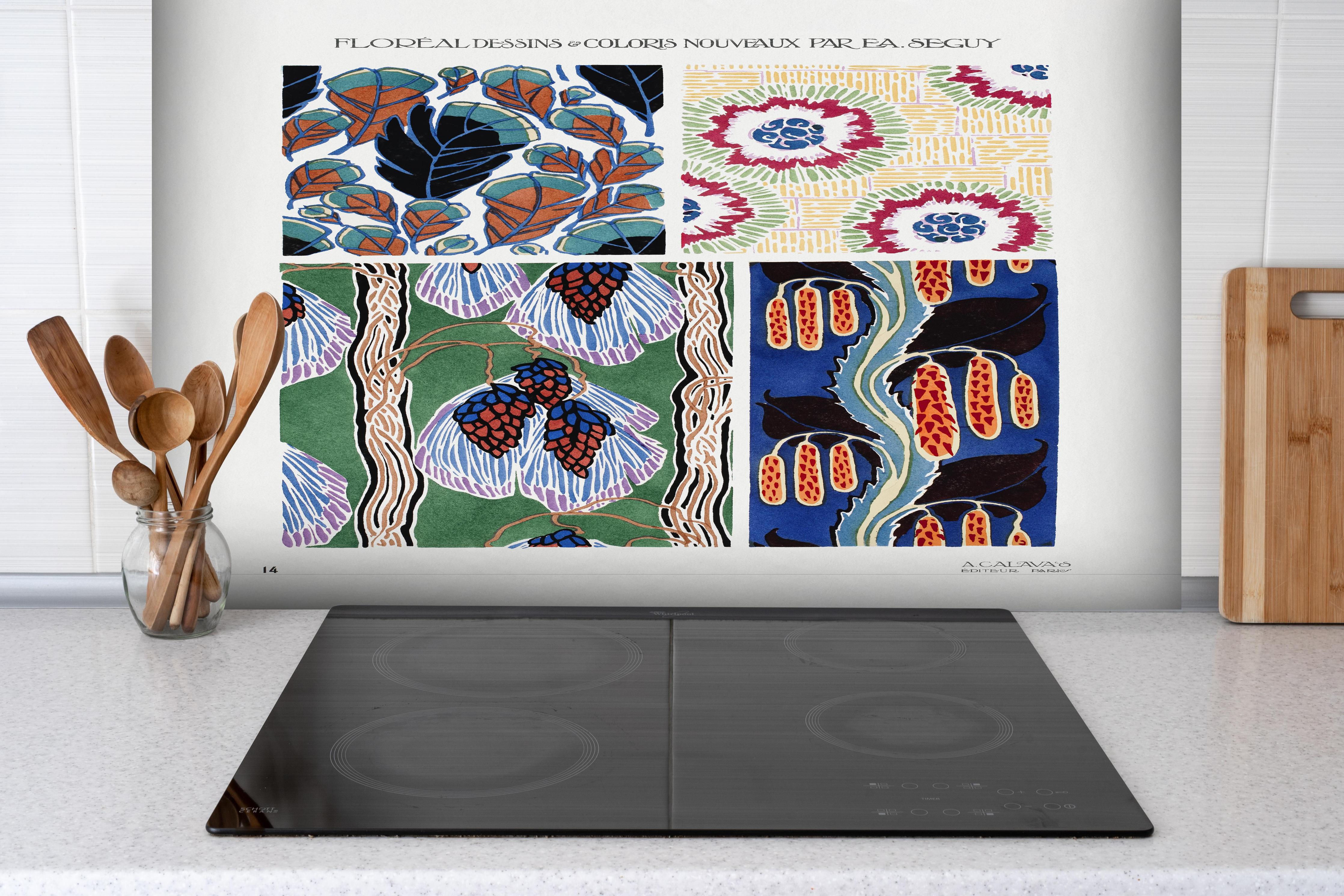 Spritzschutz - Abstrakte Pflanzenmuster hinter einem Cerankochfeld zwischen Holz-Kochutensilien
