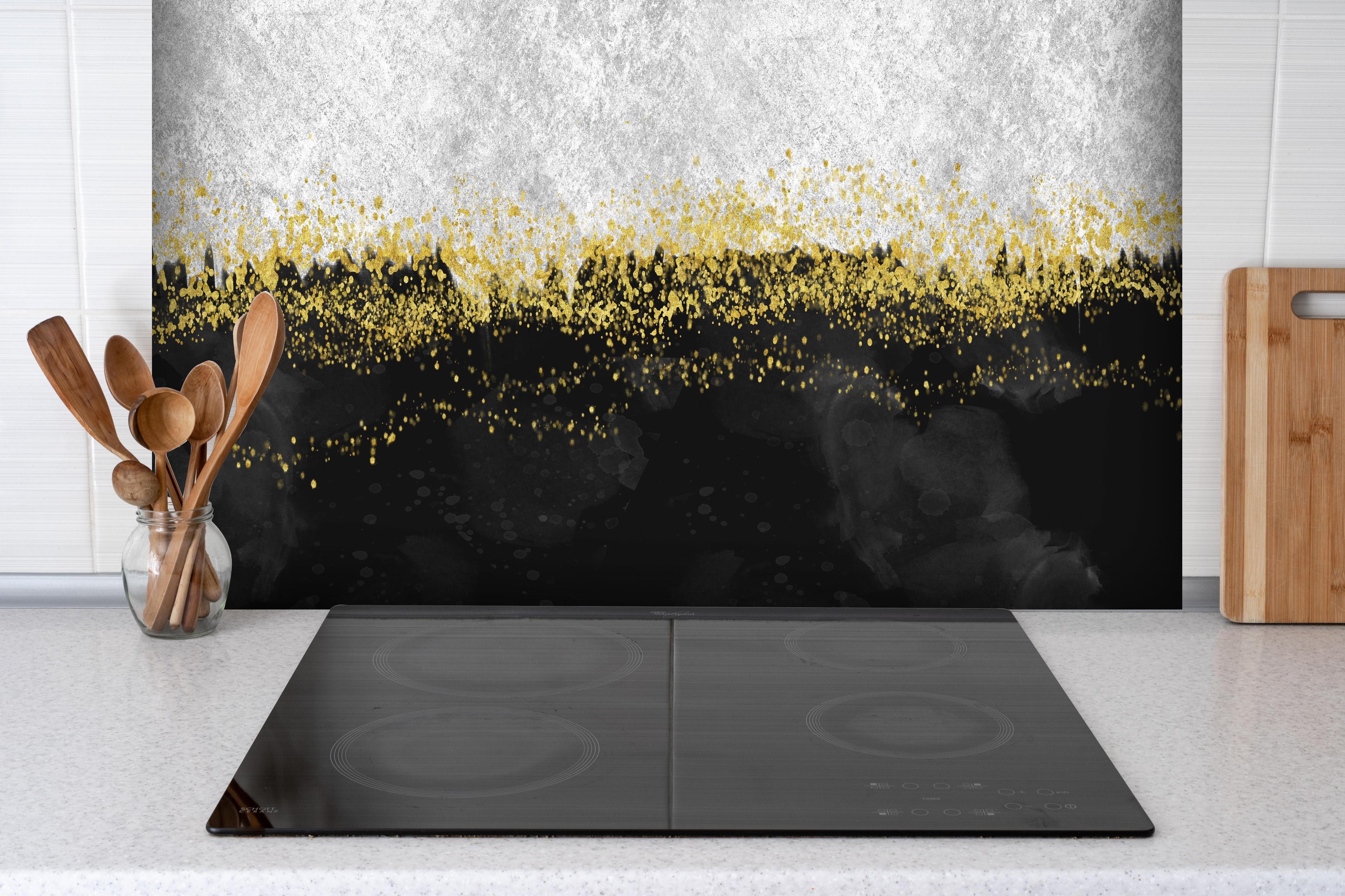 Spritzschutz - Abstrakte Resin Geode Kunst Tapete hinter einem Cerankochfeld zwischen Holz-Kochutensilien
