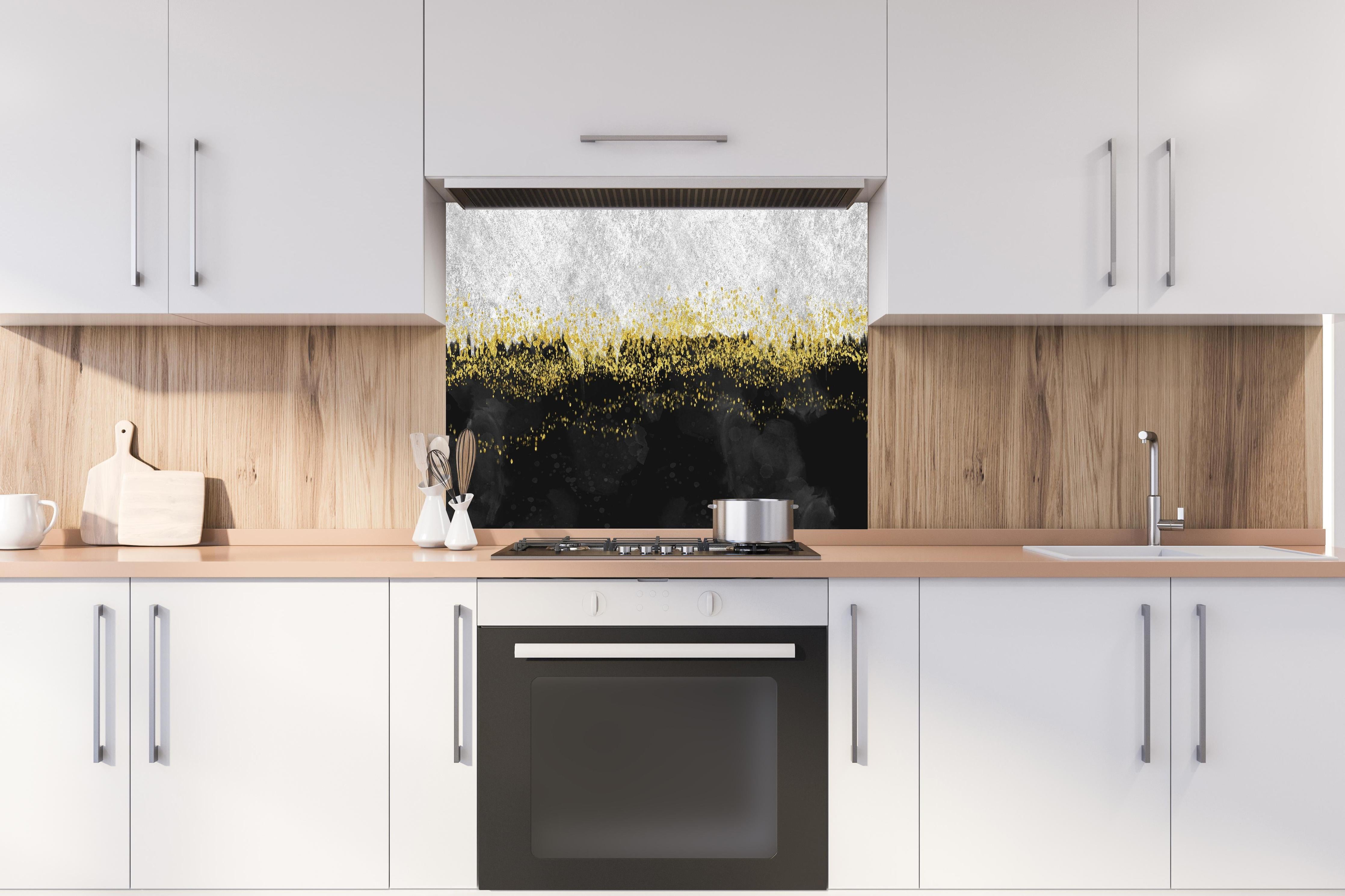 Spritzschutz - Abstrakte Resin Geode Kunst Tapete hinter einem Cerankochfeld zwischen Holz-Kochutensilien
