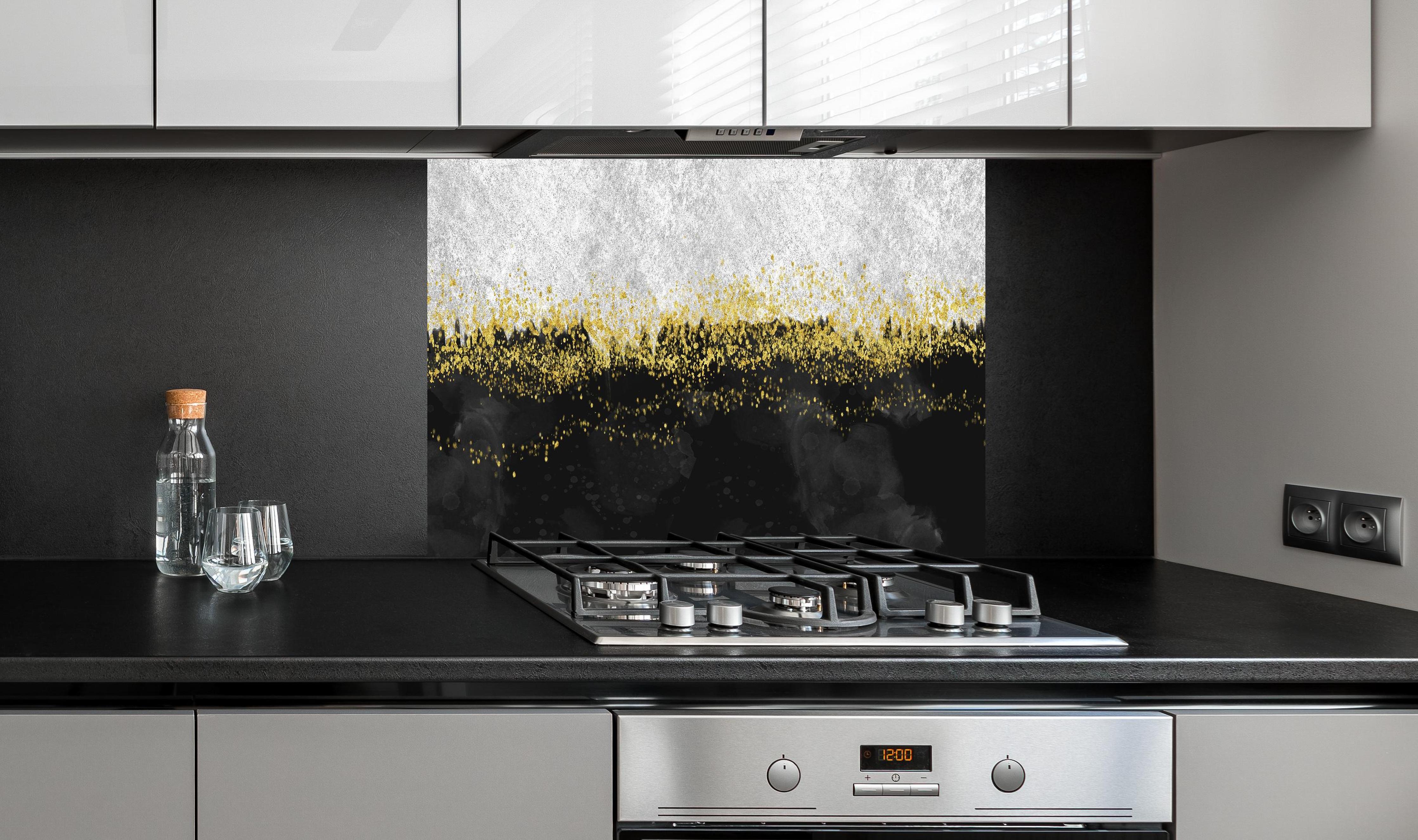 Spritzschutz - Abstrakte Resin Geode Kunst Tapete hinter einem Cerankochfeld zwischen Holz-Kochutensilien
