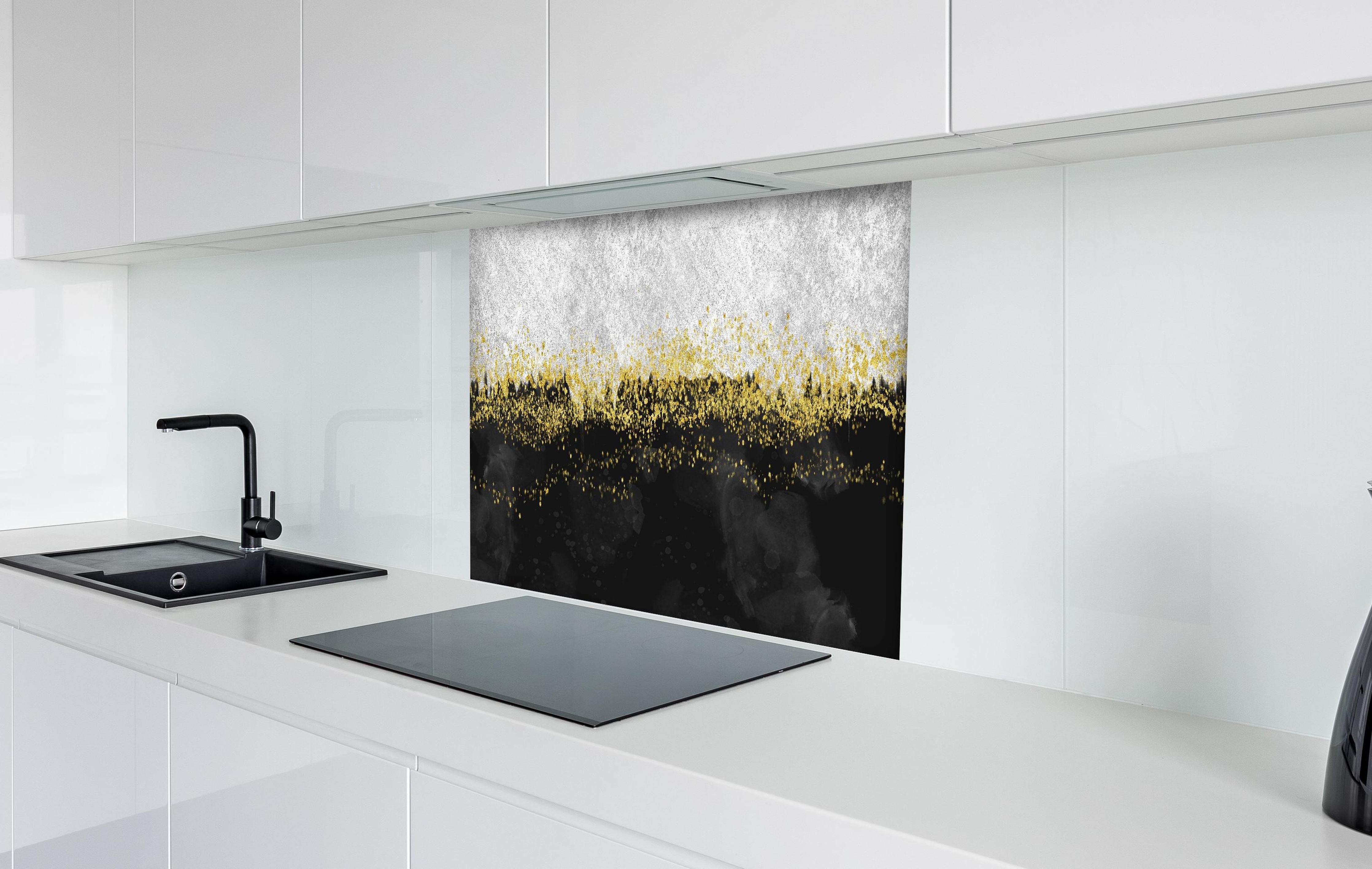 Spritzschutz - Abstrakte Resin Geode Kunst Tapete hinter einem Cerankochfeld zwischen Holz-Kochutensilien
