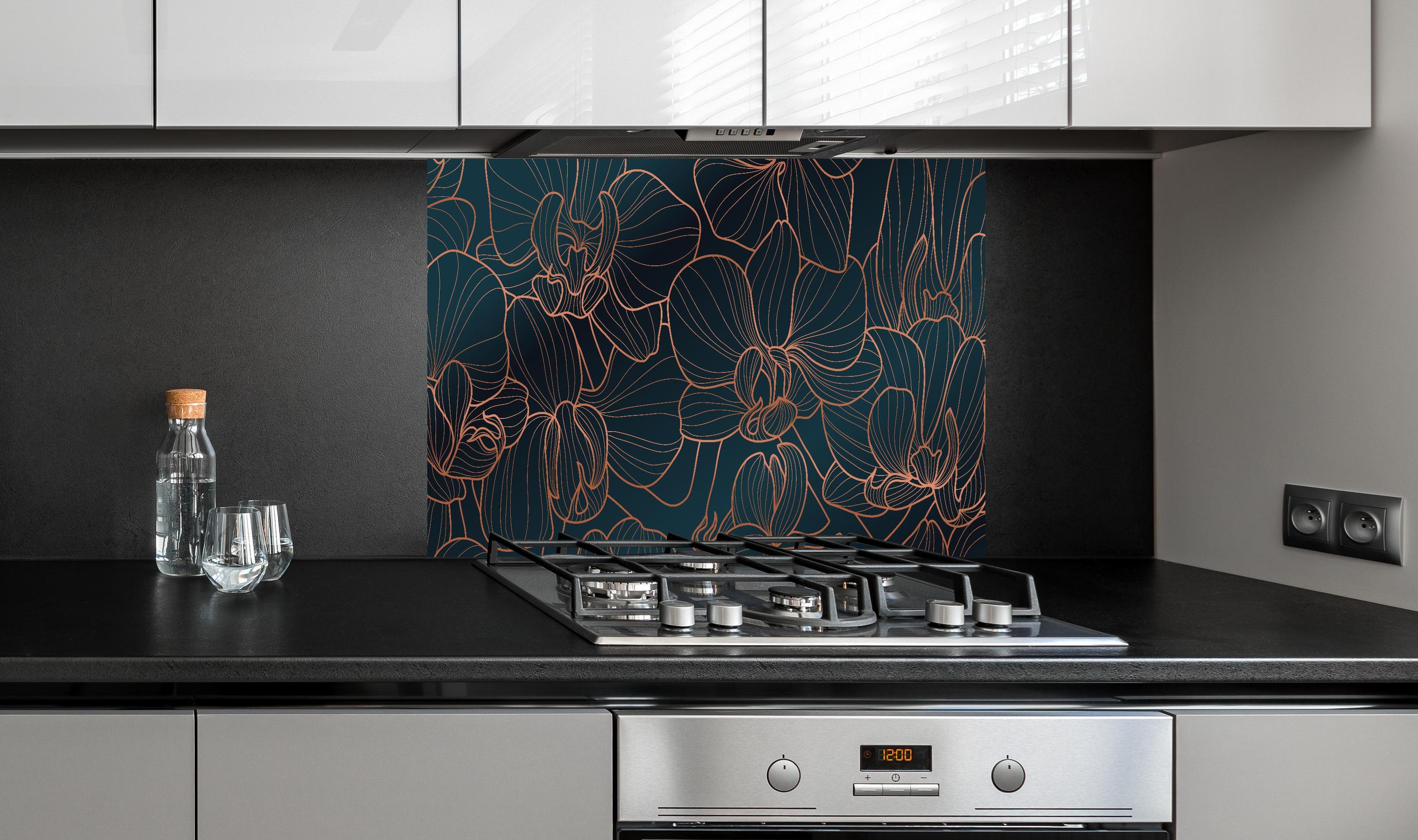 Spritzschutz - Abstrakte Rosa Blüten hinter einem Cerankochfeld zwischen Holz-Kochutensilien
