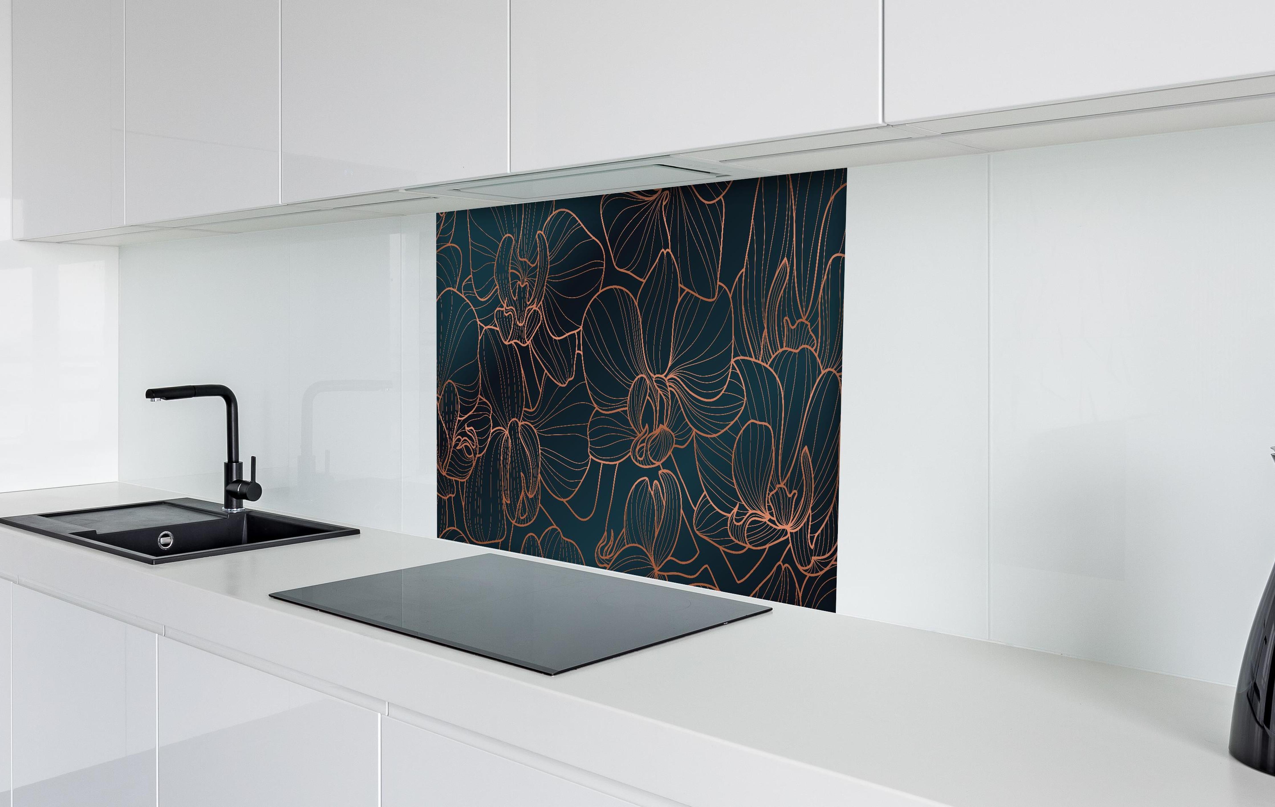 Spritzschutz - Abstrakte Rosa Blüten hinter einem Cerankochfeld zwischen Holz-Kochutensilien
