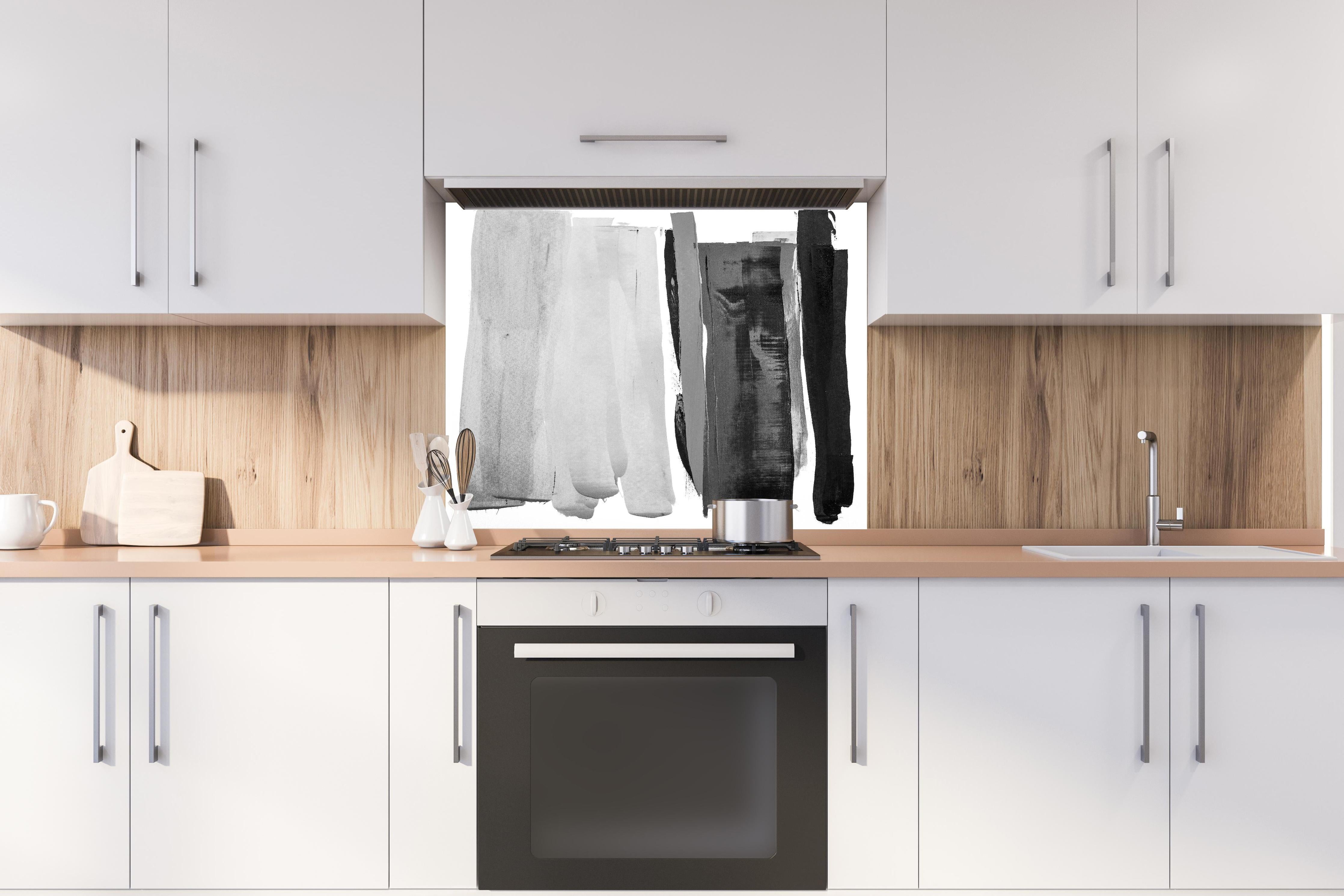 Spritzschutz - Abstrakte Schwarz-Weiß Aquarell-Striche hinter einem Cerankochfeld zwischen Holz-Kochutensilien
