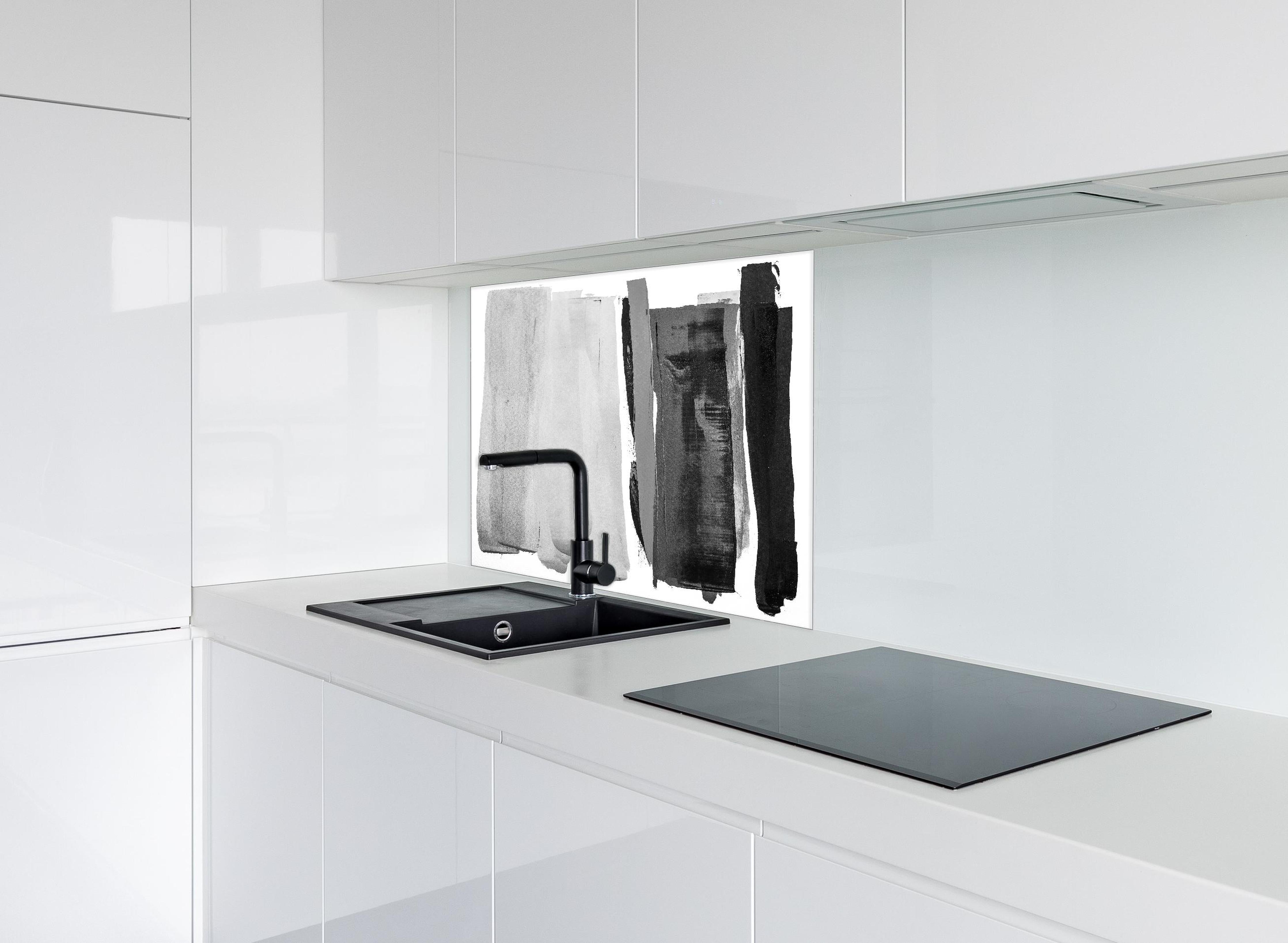 Spritzschutz - Abstrakte Schwarz-Weiß Aquarell-Striche hinter einem Cerankochfeld zwischen Holz-Kochutensilien
