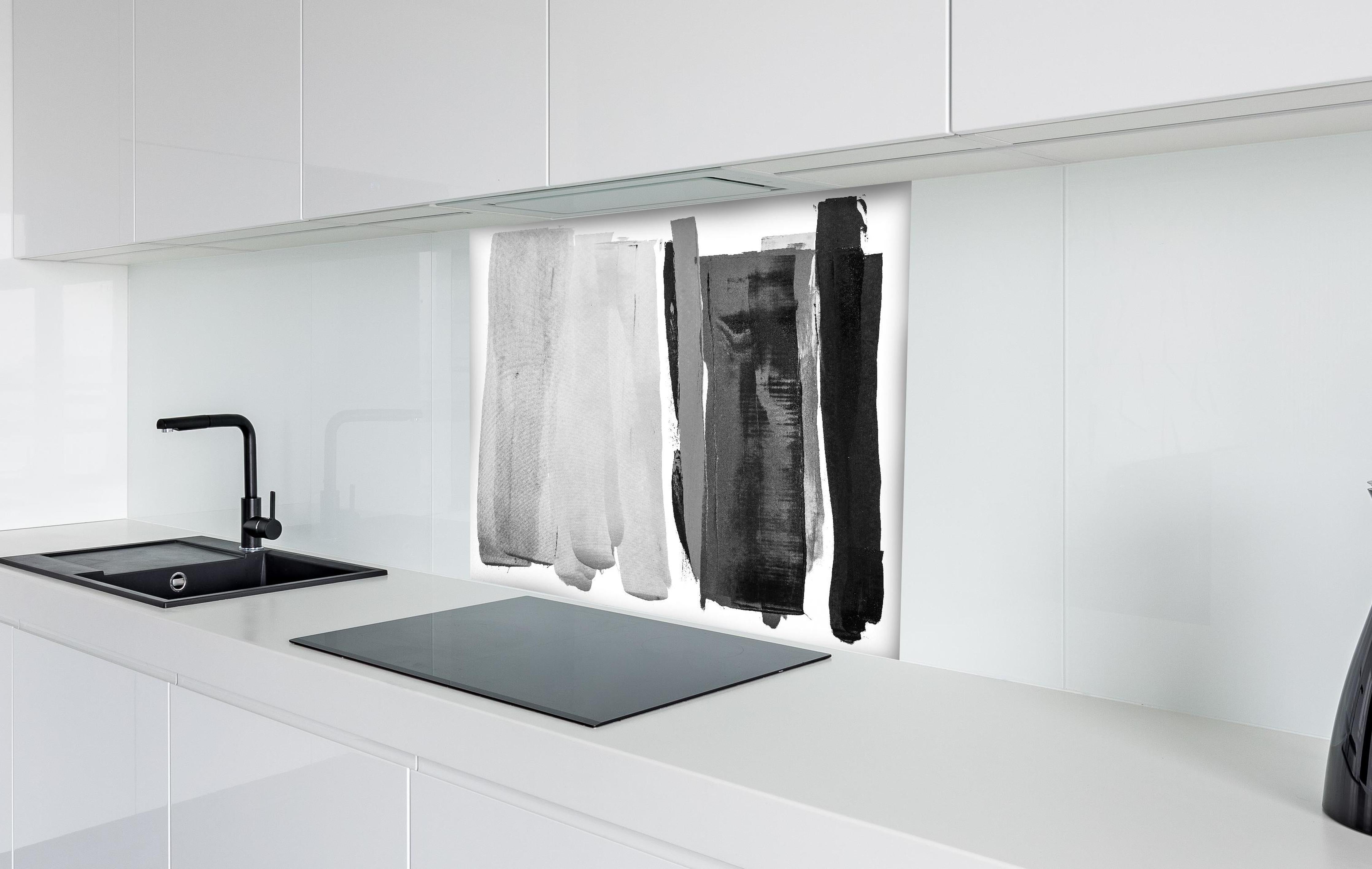 Spritzschutz - Abstrakte Schwarz-Weiß Aquarell-Striche hinter einem Cerankochfeld zwischen Holz-Kochutensilien
