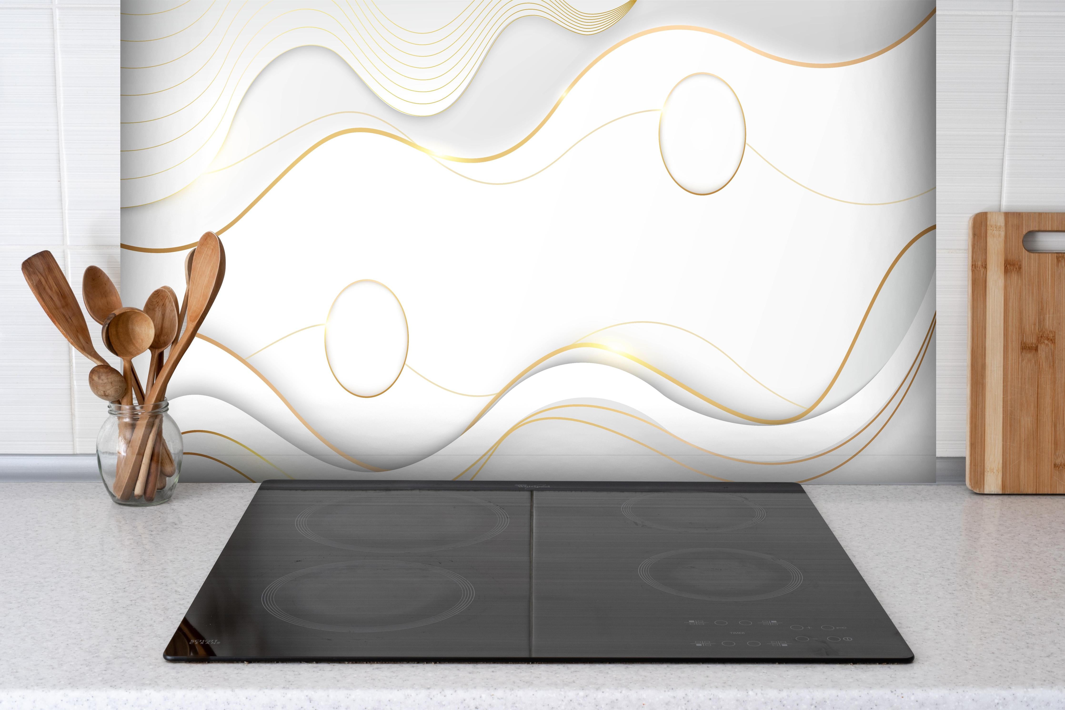 Spritzschutz - Abstrakte Weiß-Gold Wellen Designgrafik hinter einem Cerankochfeld zwischen Holz-Kochutensilien
