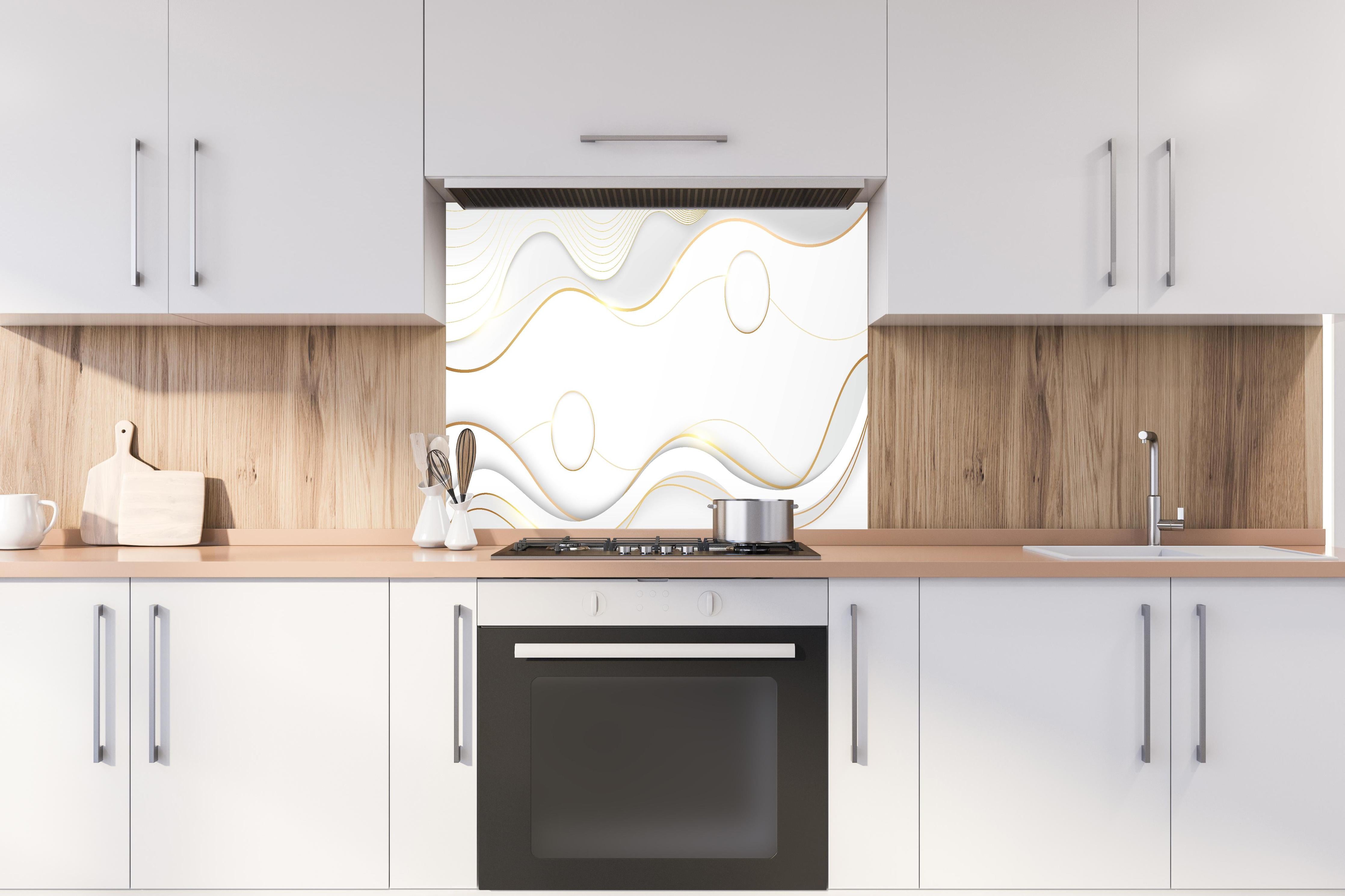 Spritzschutz - Abstrakte Weiß-Gold Wellen Designgrafik hinter einem Cerankochfeld zwischen Holz-Kochutensilien
