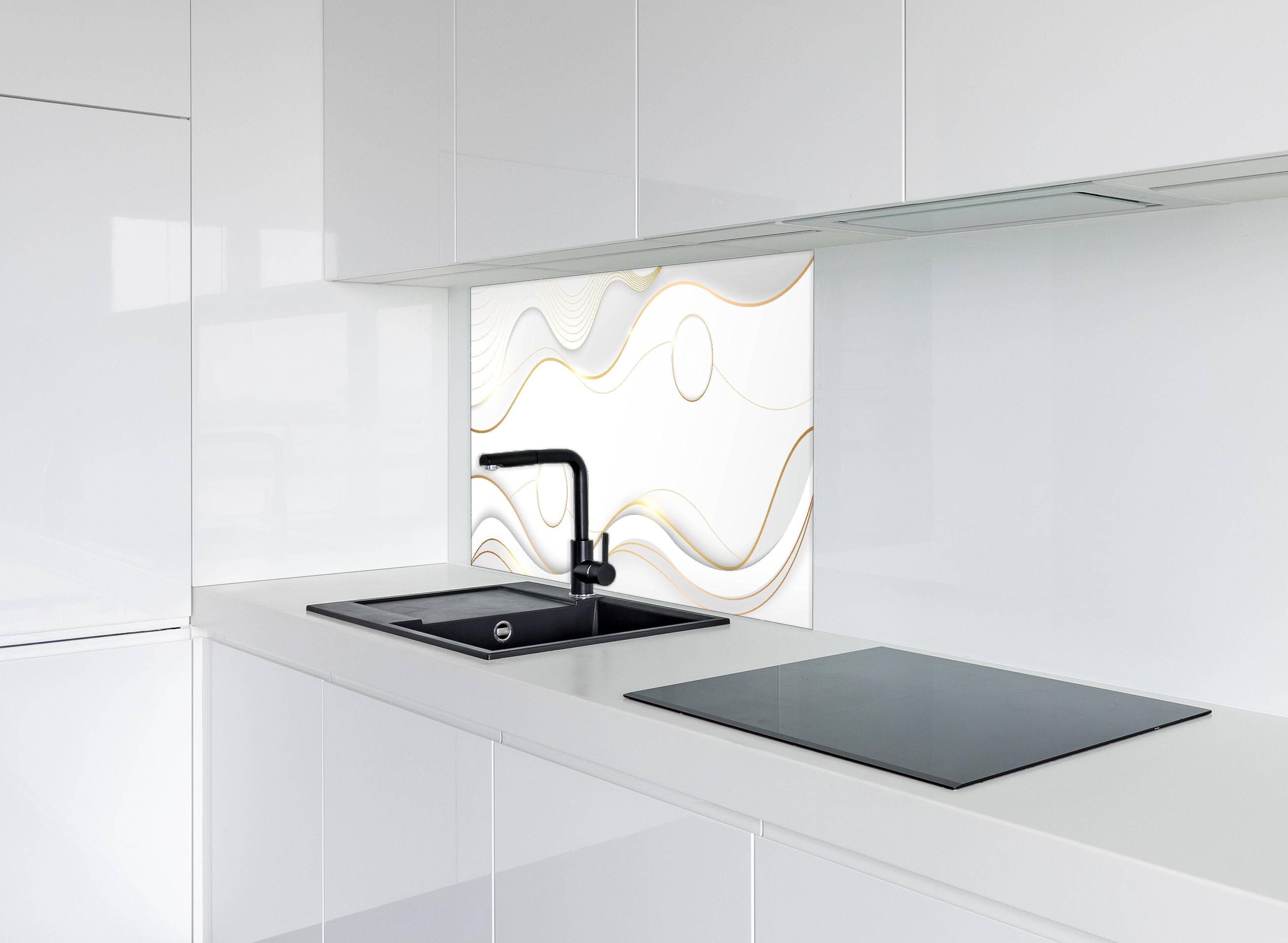 Spritzschutz - Abstrakte Weiß-Gold Wellen Designgrafik hinter einem Cerankochfeld zwischen Holz-Kochutensilien

