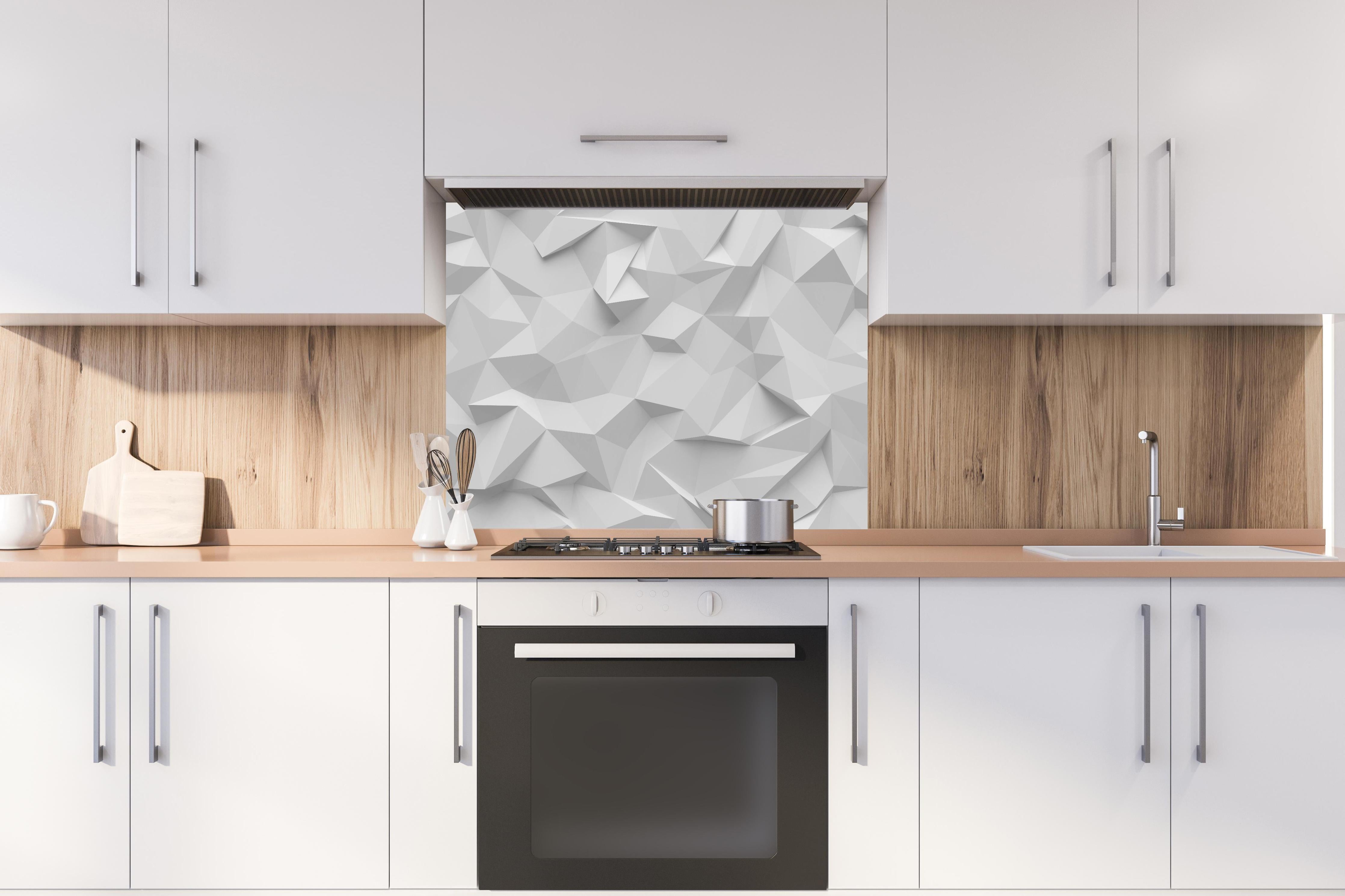 Spritzschutz - Abstrakte Weiße Polygon-Textur mit Grau hinter einem Cerankochfeld zwischen Holz-Kochutensilien
