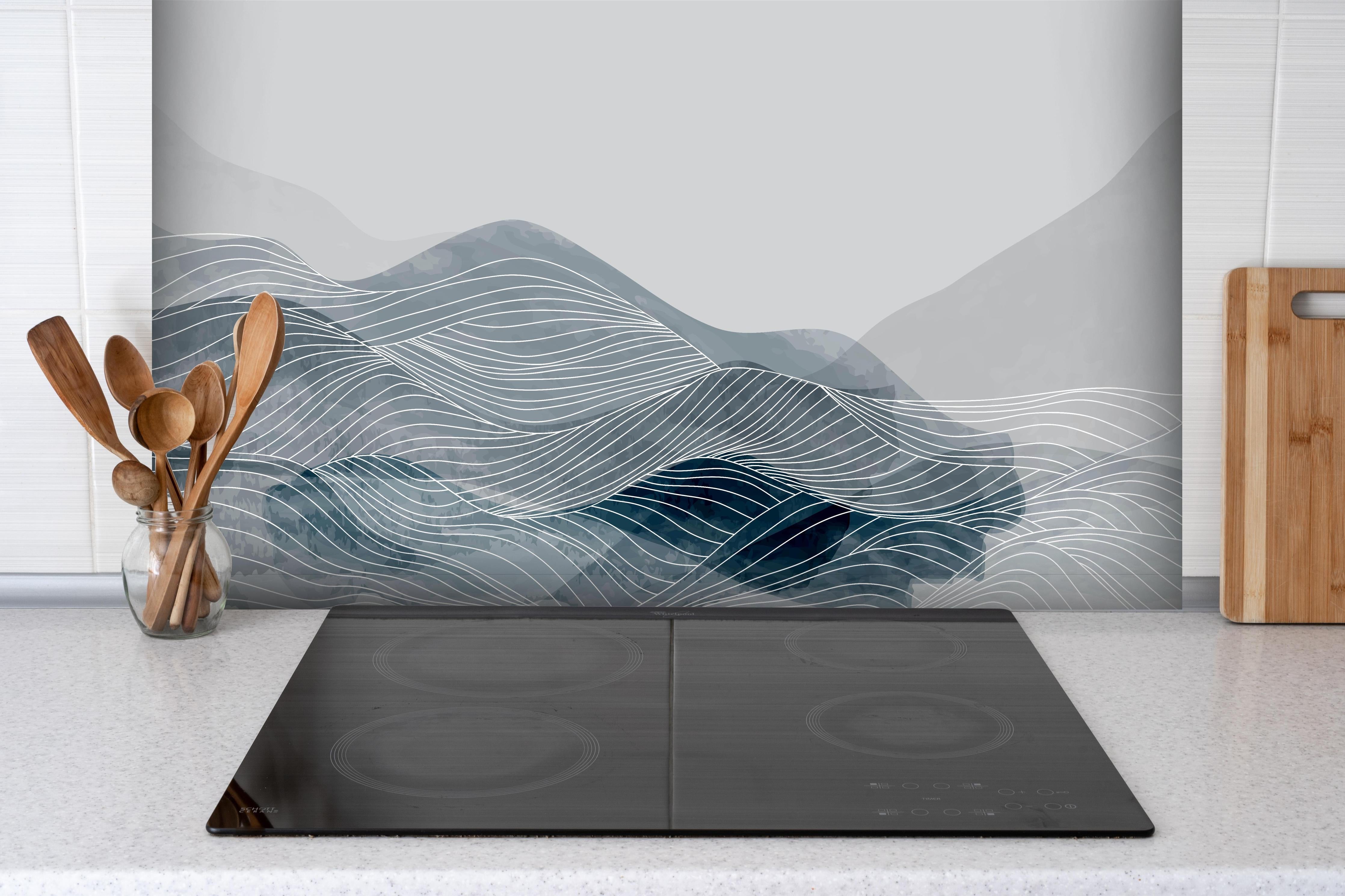 Spritzschutz - Abstrakte Wellen in Grau und Weiß hinter einem Cerankochfeld zwischen Holz-Kochutensilien
