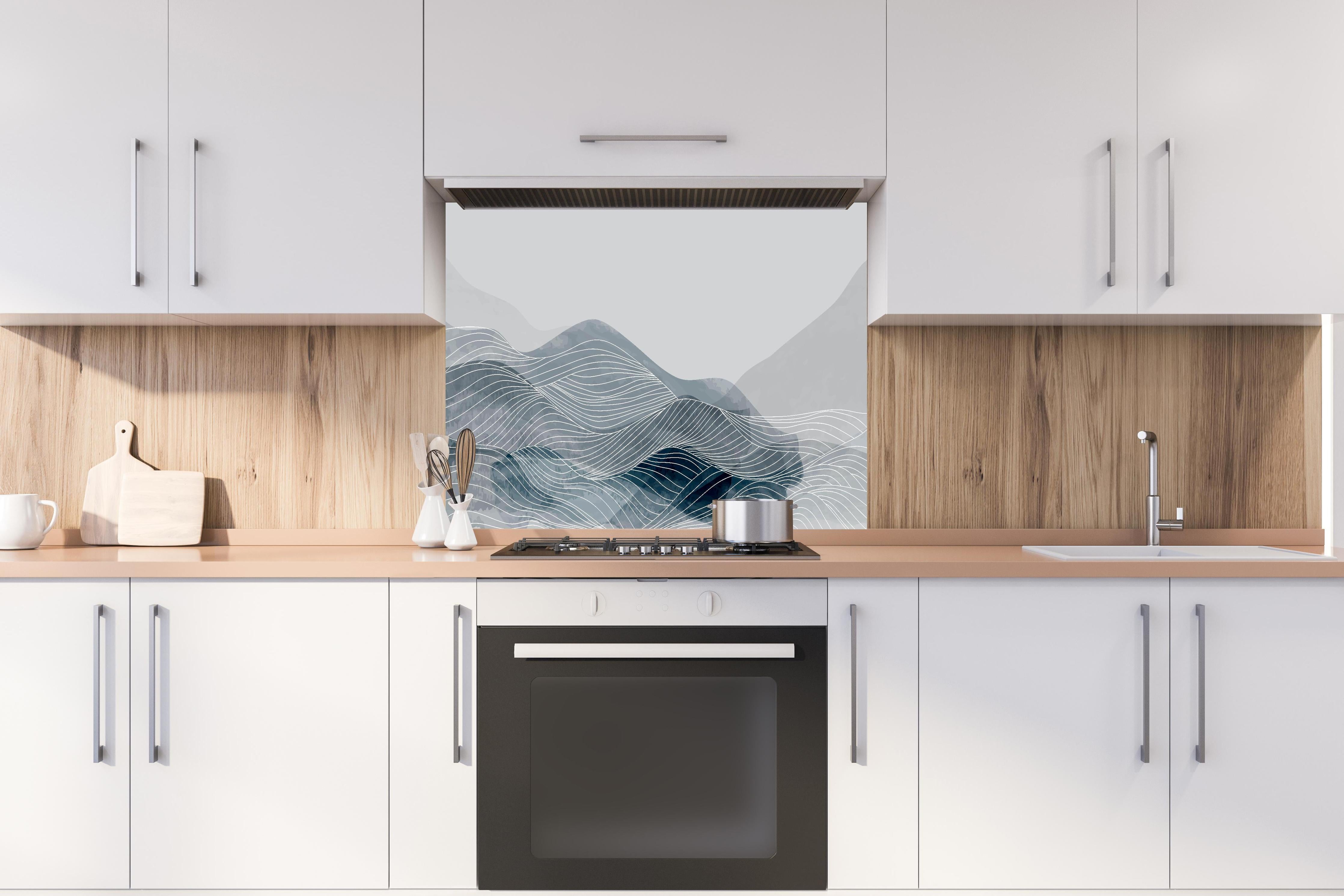 Spritzschutz - Abstrakte Wellen in Grau und Weiß hinter einem Cerankochfeld zwischen Holz-Kochutensilien
