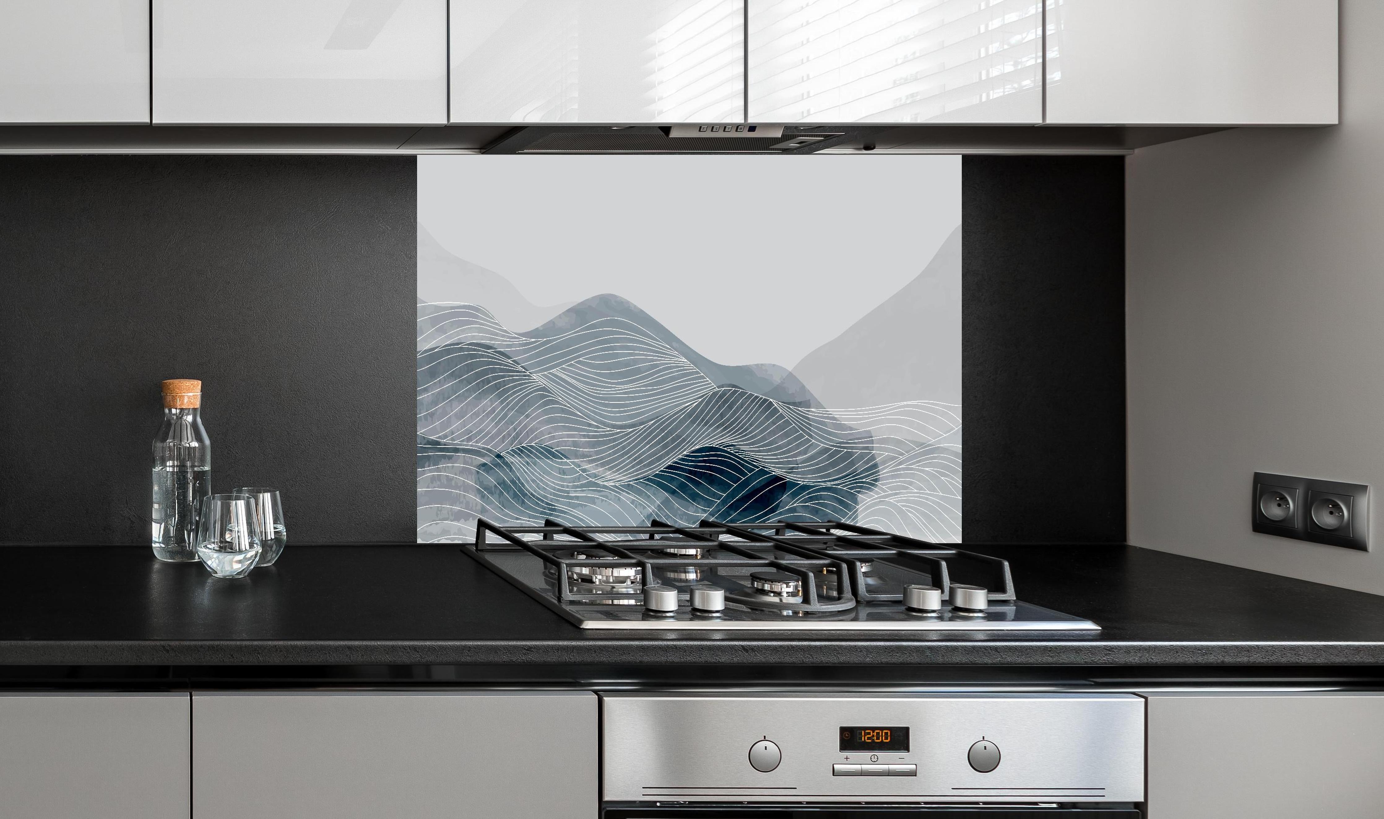 Spritzschutz - Abstrakte Wellen in Grau und Weiß hinter einem Cerankochfeld zwischen Holz-Kochutensilien
