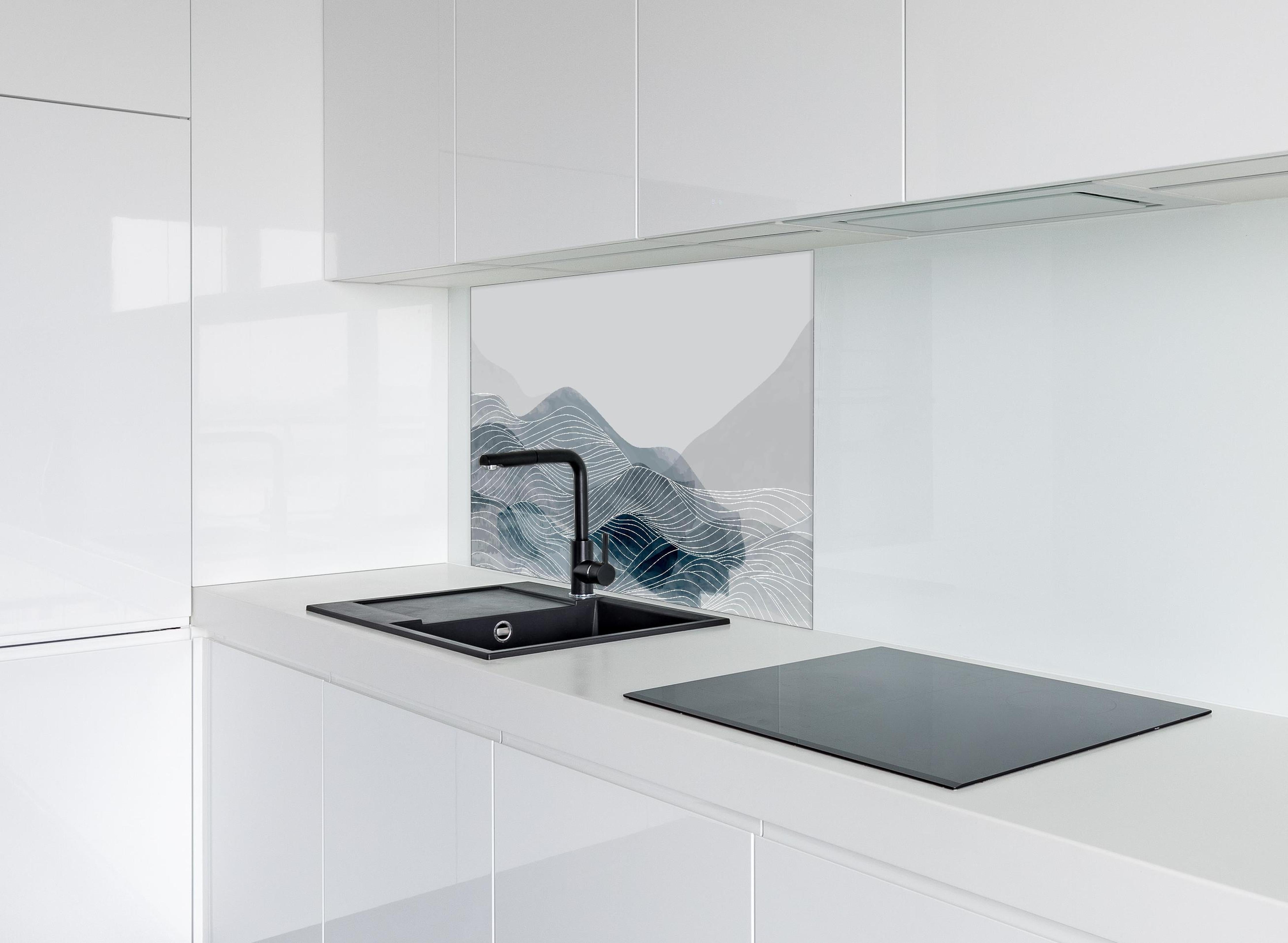 Spritzschutz - Abstrakte Wellen in Grau und Weiß hinter einem Cerankochfeld zwischen Holz-Kochutensilien
