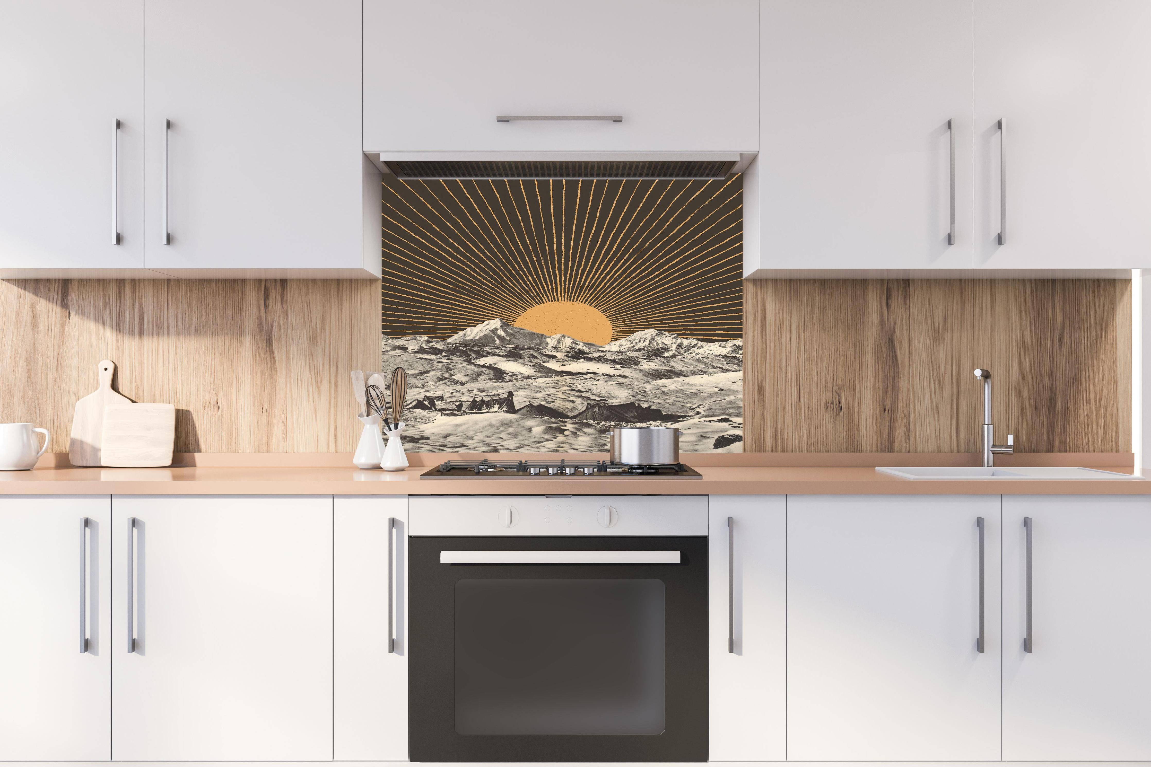 Spritzschutz - Abstrakte Winterberge mit Sonnenstrahlen hinter einem Cerankochfeld zwischen Holz-Kochutensilien
