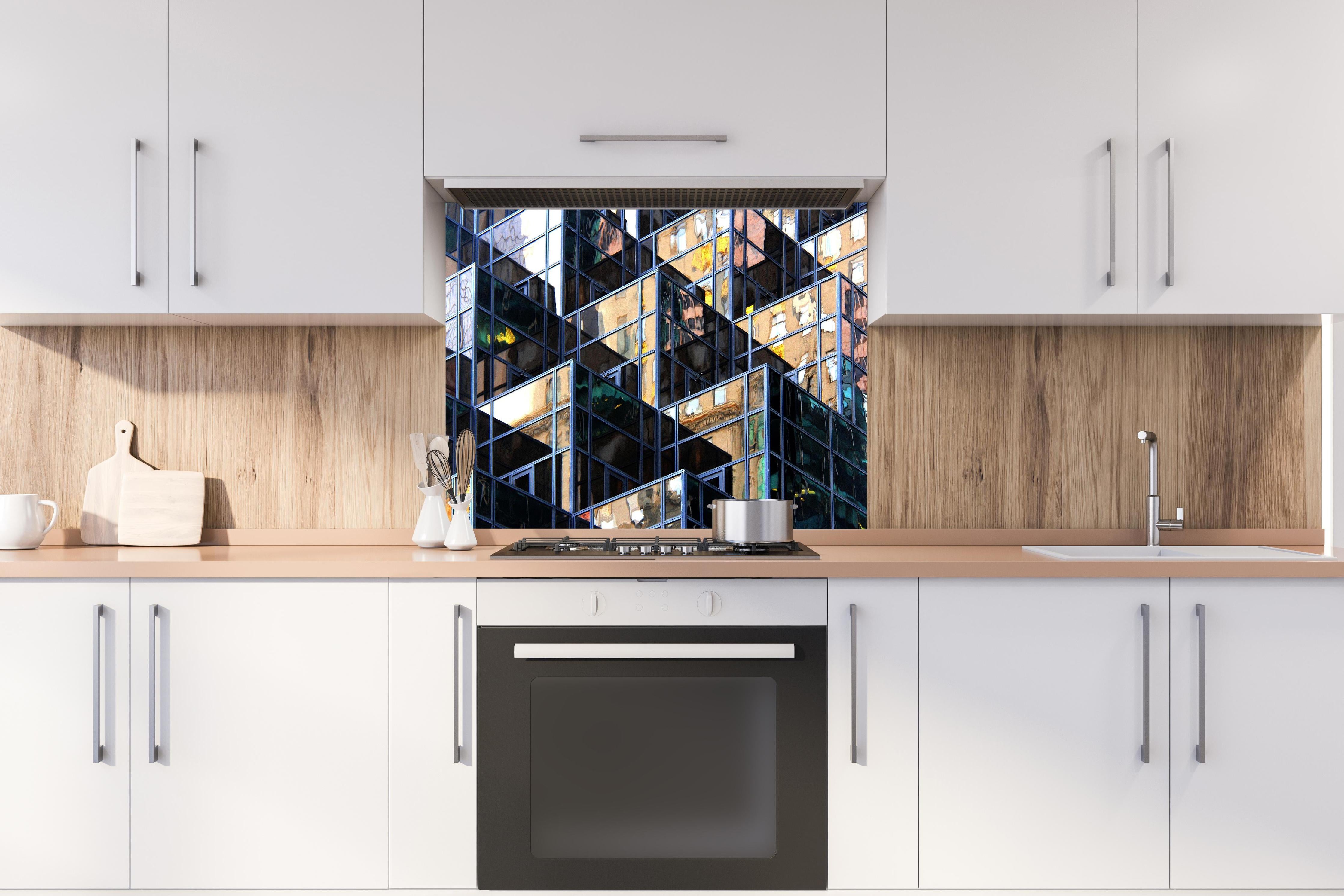 Spritzschutz - Abstrakte Würfel Darstellung hinter einem Cerankochfeld zwischen Holz-Kochutensilien
