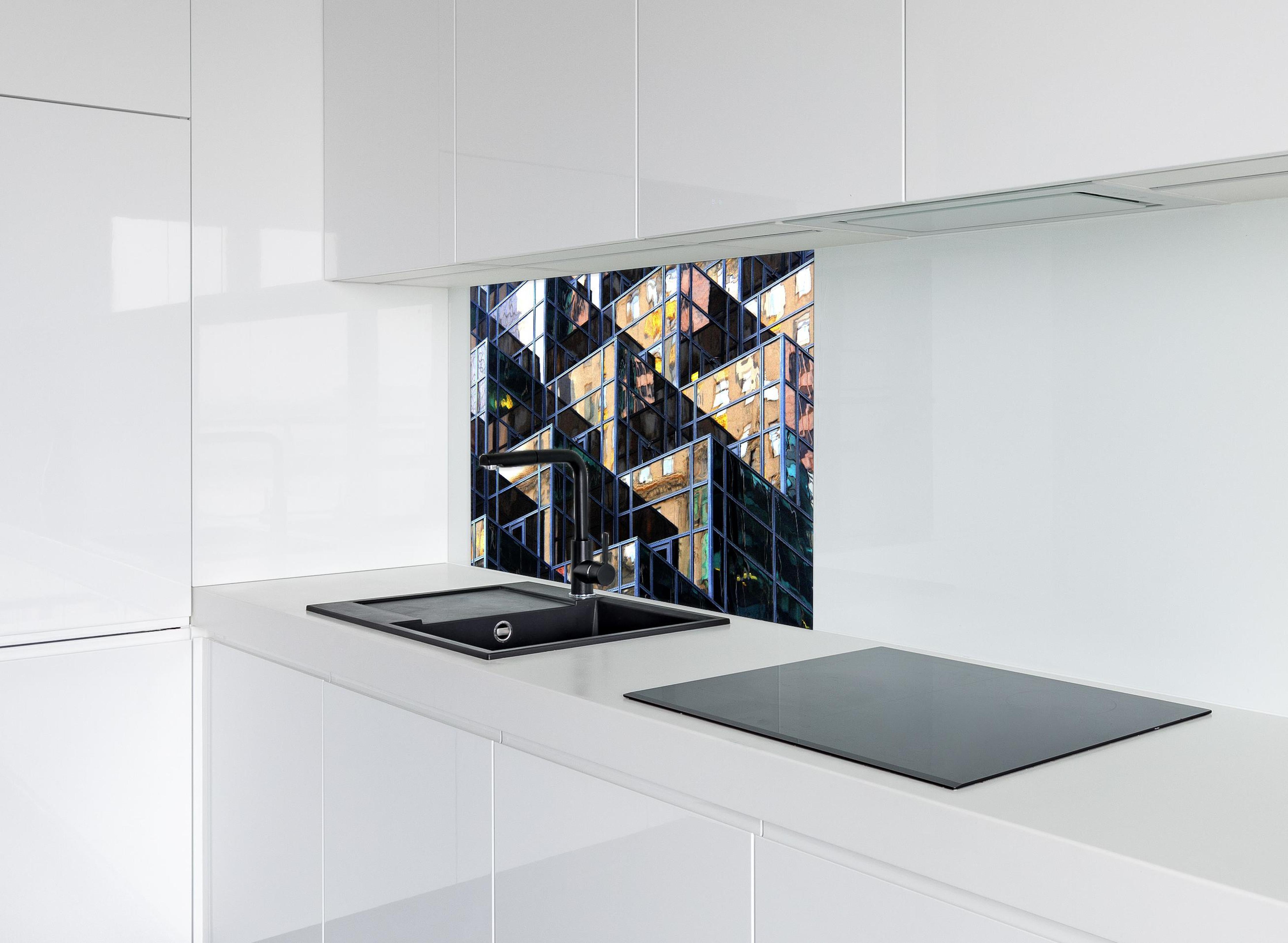 Spritzschutz - Abstrakte Würfel Darstellung hinter einem Cerankochfeld zwischen Holz-Kochutensilien
