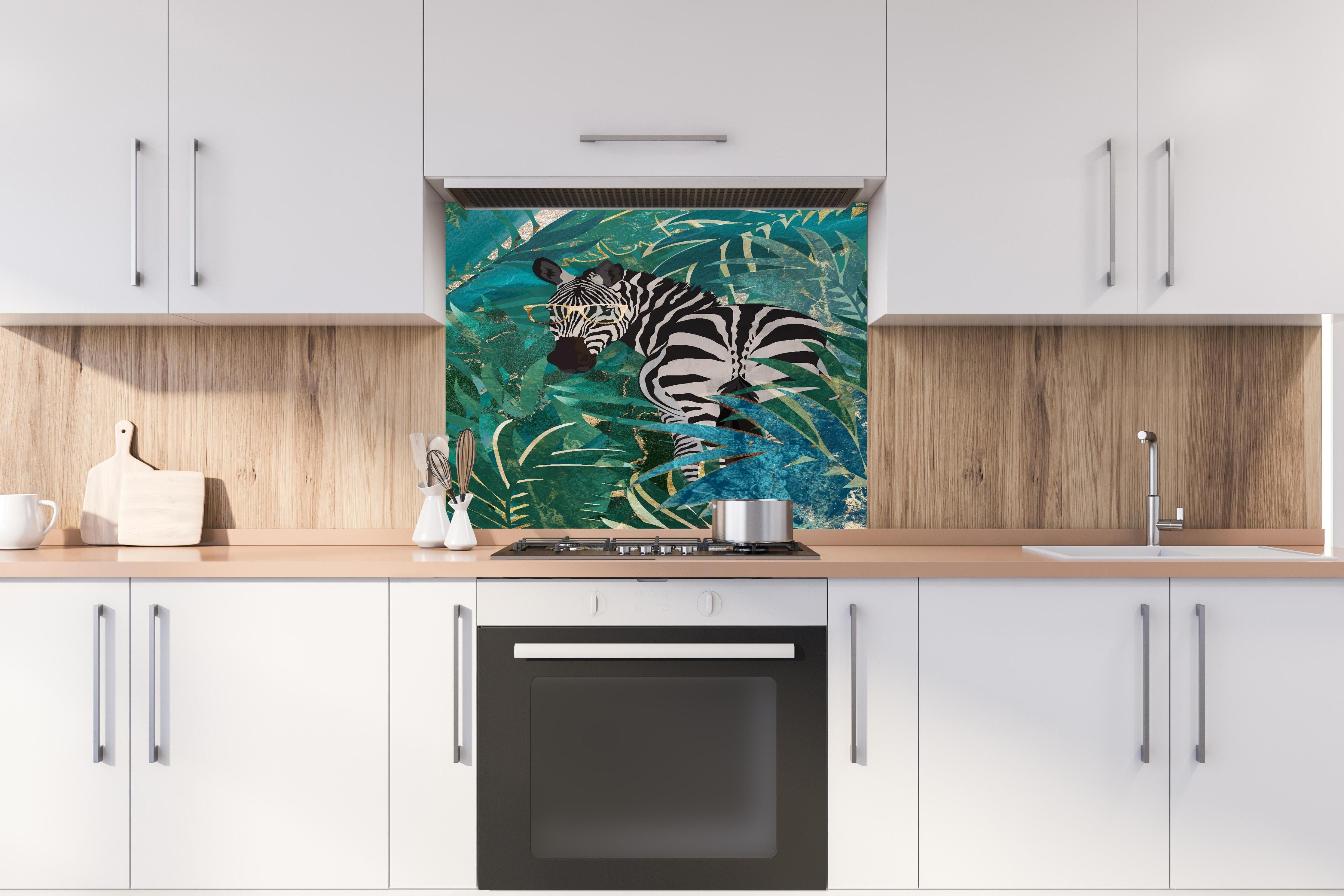 Spritzschutz - Abstrakte Zebra Malerei hinter einem Cerankochfeld zwischen Holz-Kochutensilien
