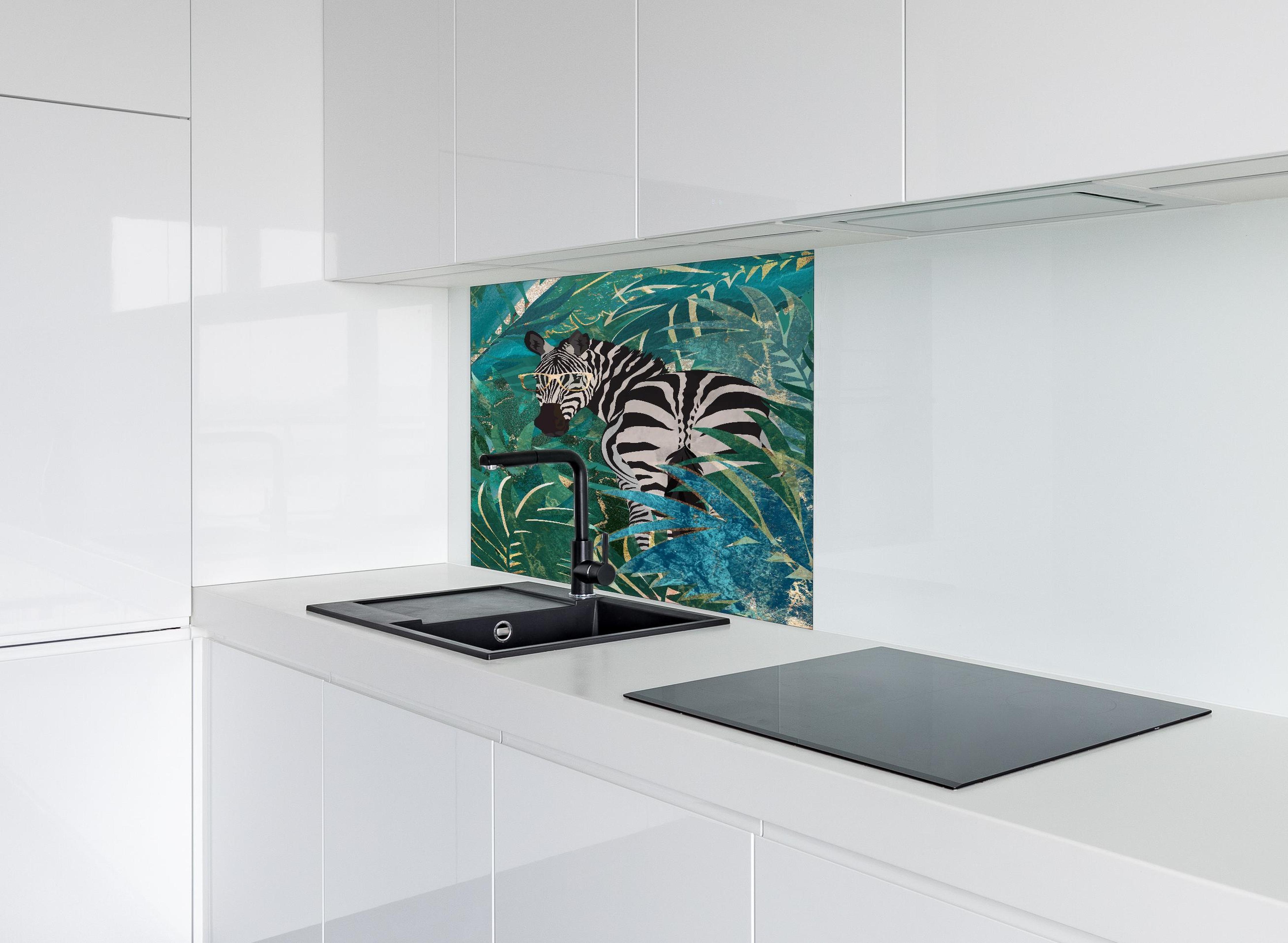 Spritzschutz - Abstrakte Zebra Malerei hinter einem Cerankochfeld zwischen Holz-Kochutensilien
