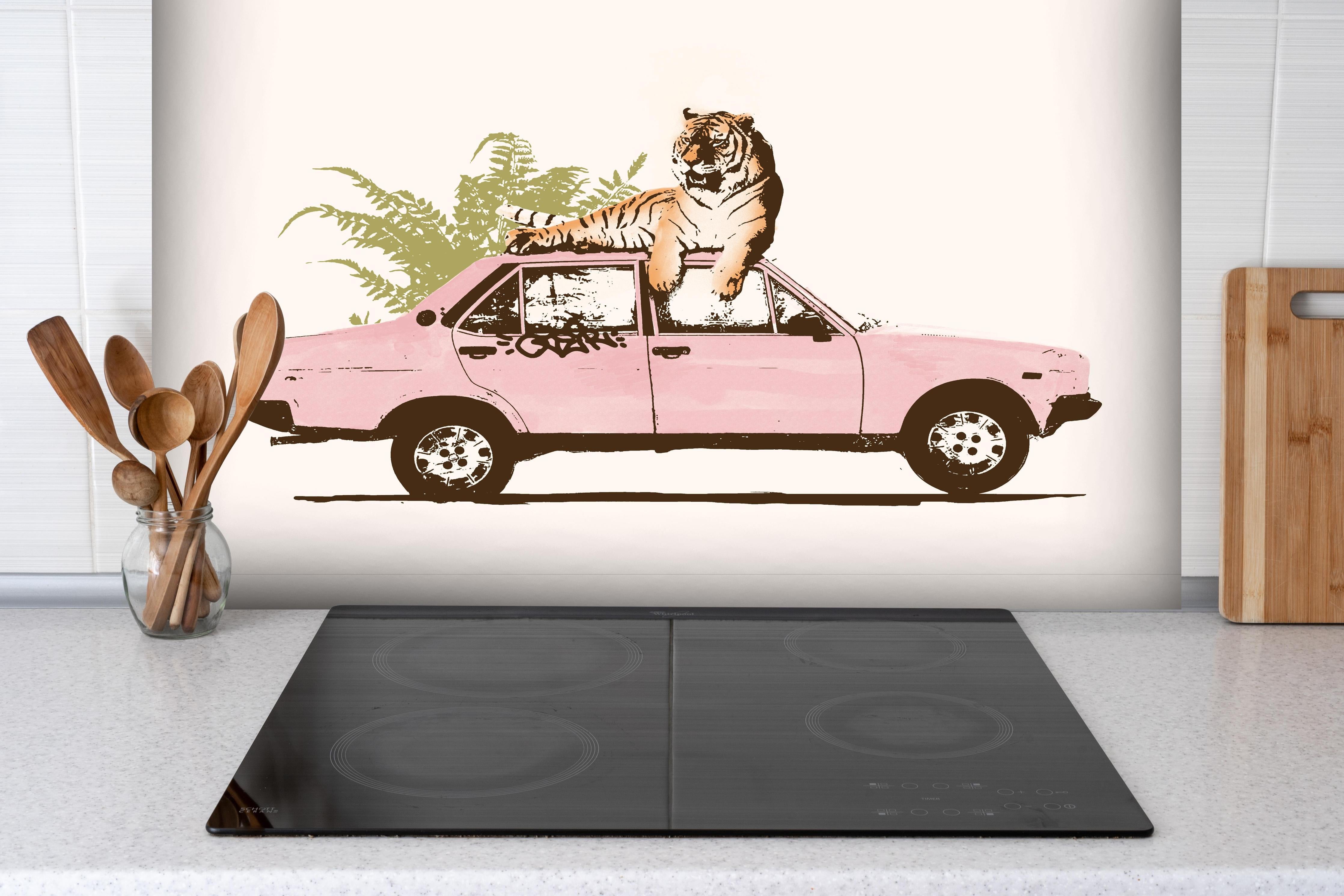 Spritzschutz - Abstrakte Zeichnung  hinter einem Cerankochfeld zwischen Holz-Kochutensilien
