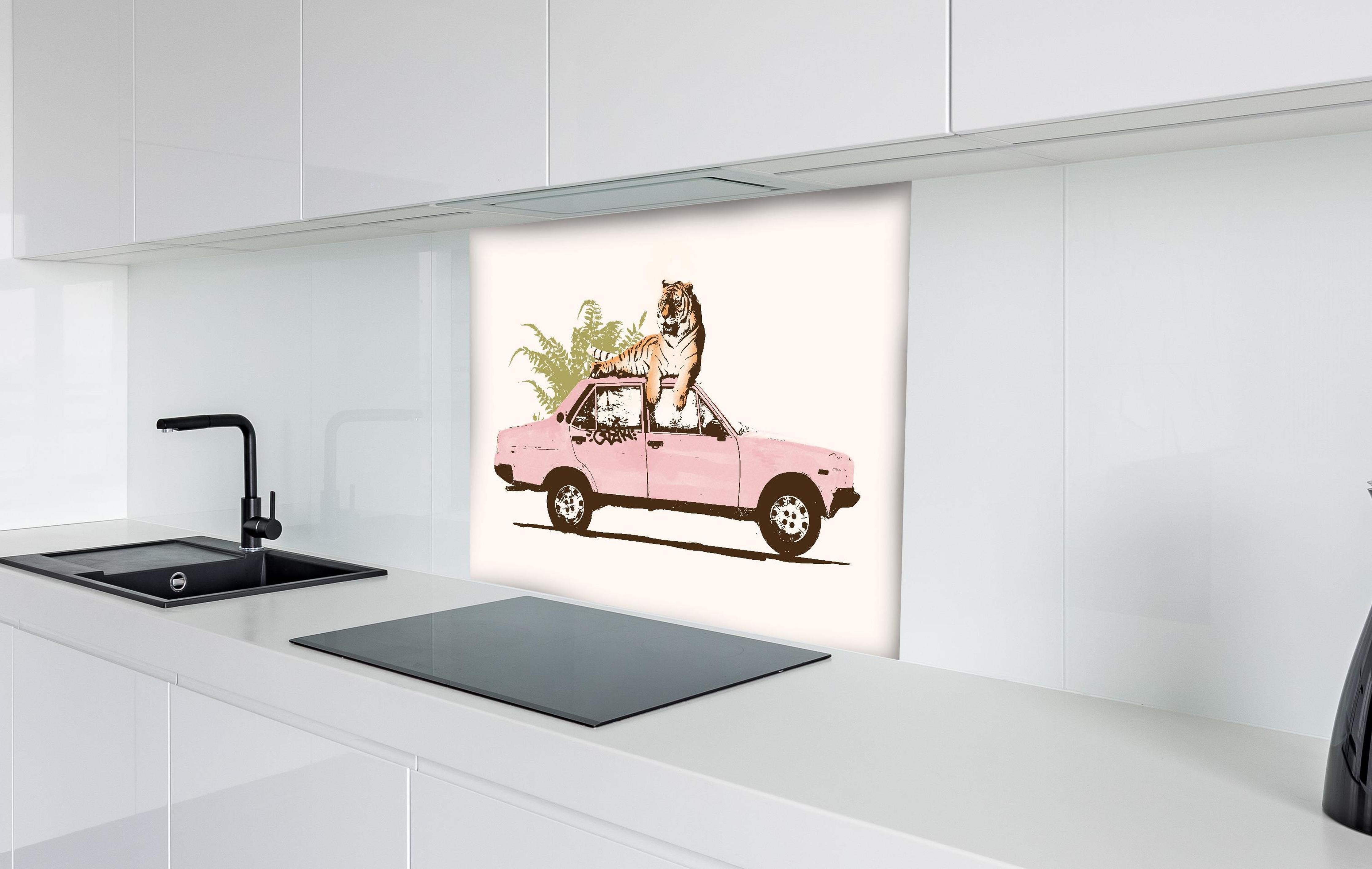 Spritzschutz - Abstrakte Zeichnung  hinter einem Cerankochfeld zwischen Holz-Kochutensilien
