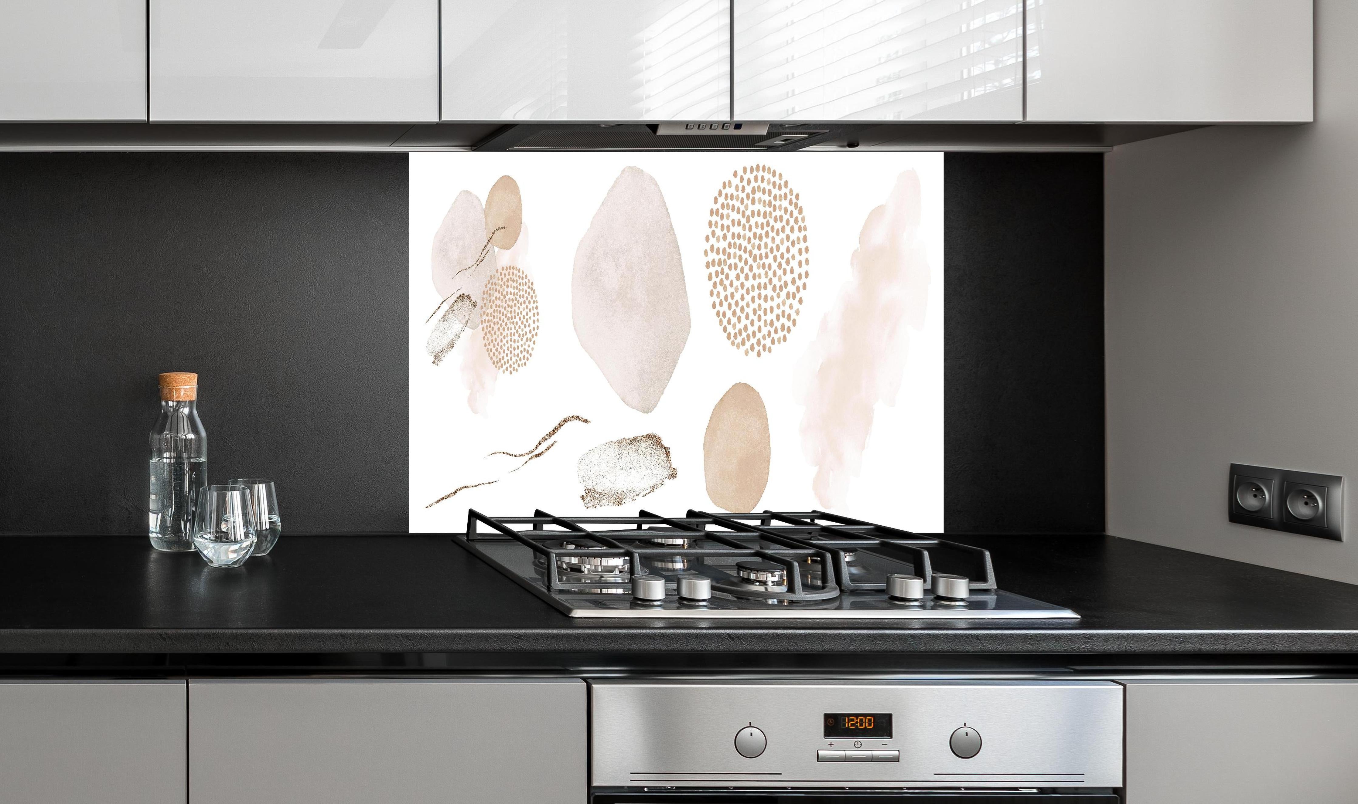Spritzschutz - Abstrakte blush Elemente hinter einem Cerankochfeld zwischen Holz-Kochutensilien
