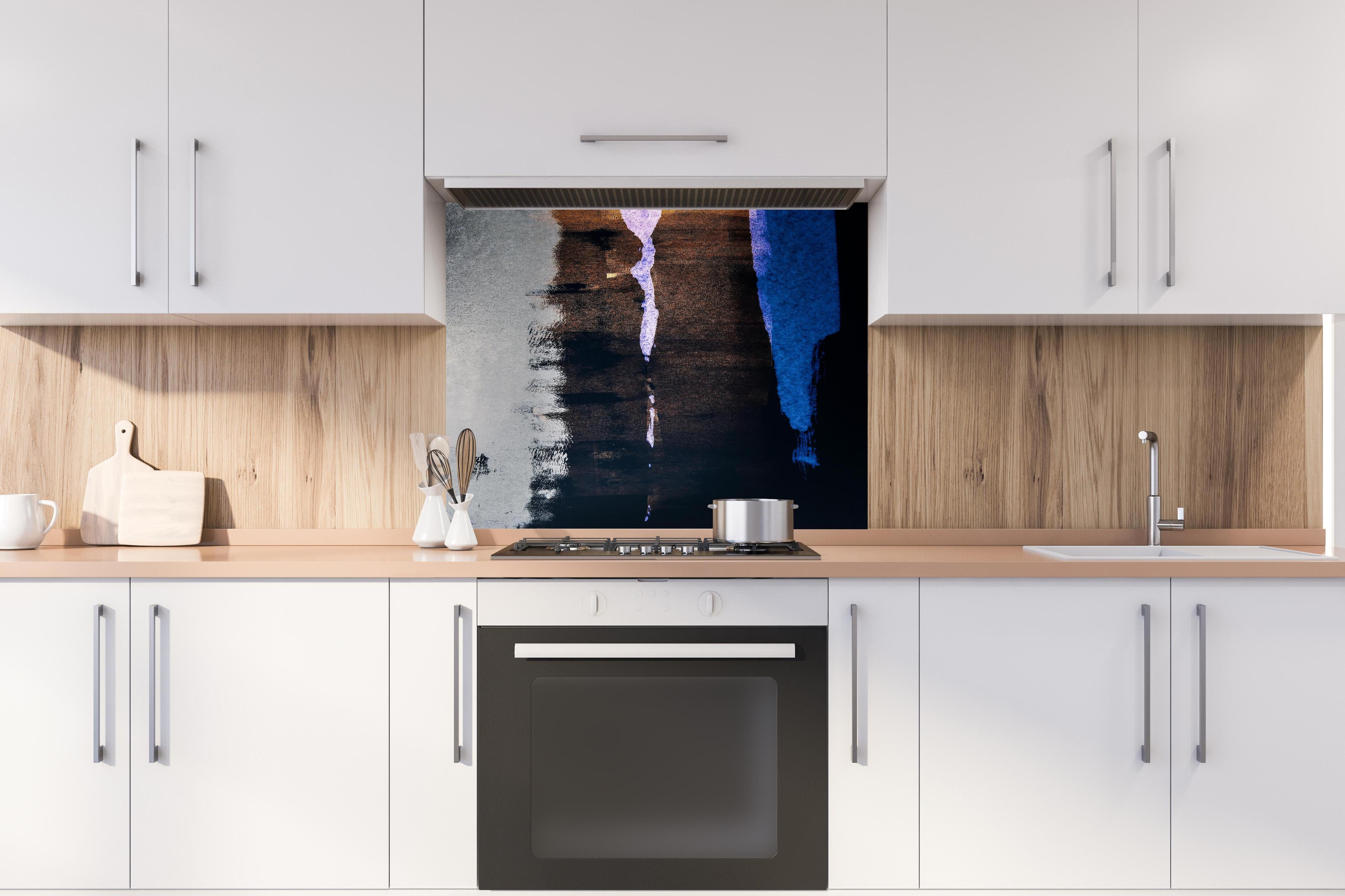 Spritzschutz - Abstrakte dunkle Steinreflexion mit Pinselstrich hinter einem Cerankochfeld zwischen Holz-Kochutensilien
