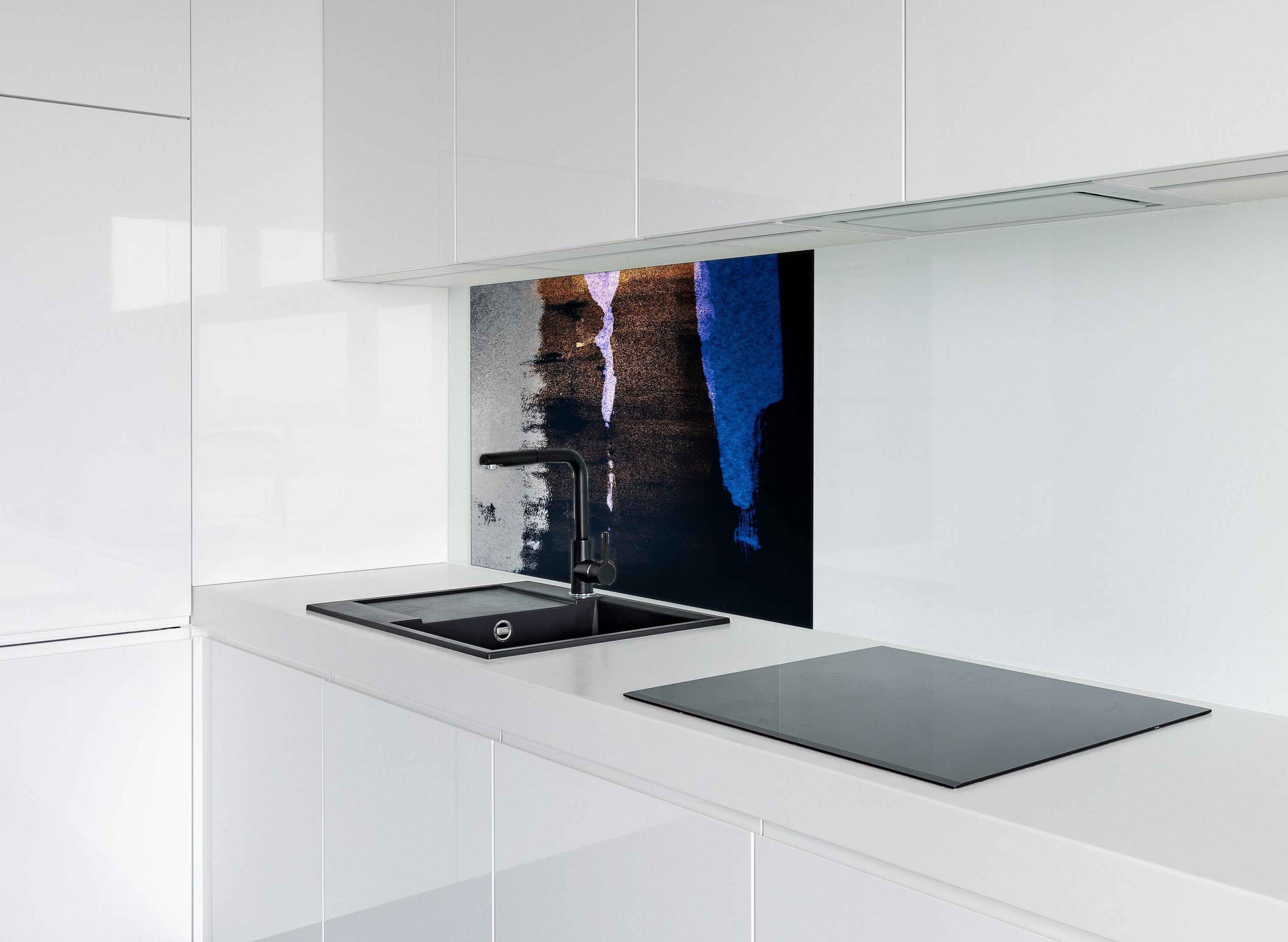 Spritzschutz - Abstrakte dunkle Steinreflexion mit Pinselstrich hinter einem Cerankochfeld zwischen Holz-Kochutensilien
