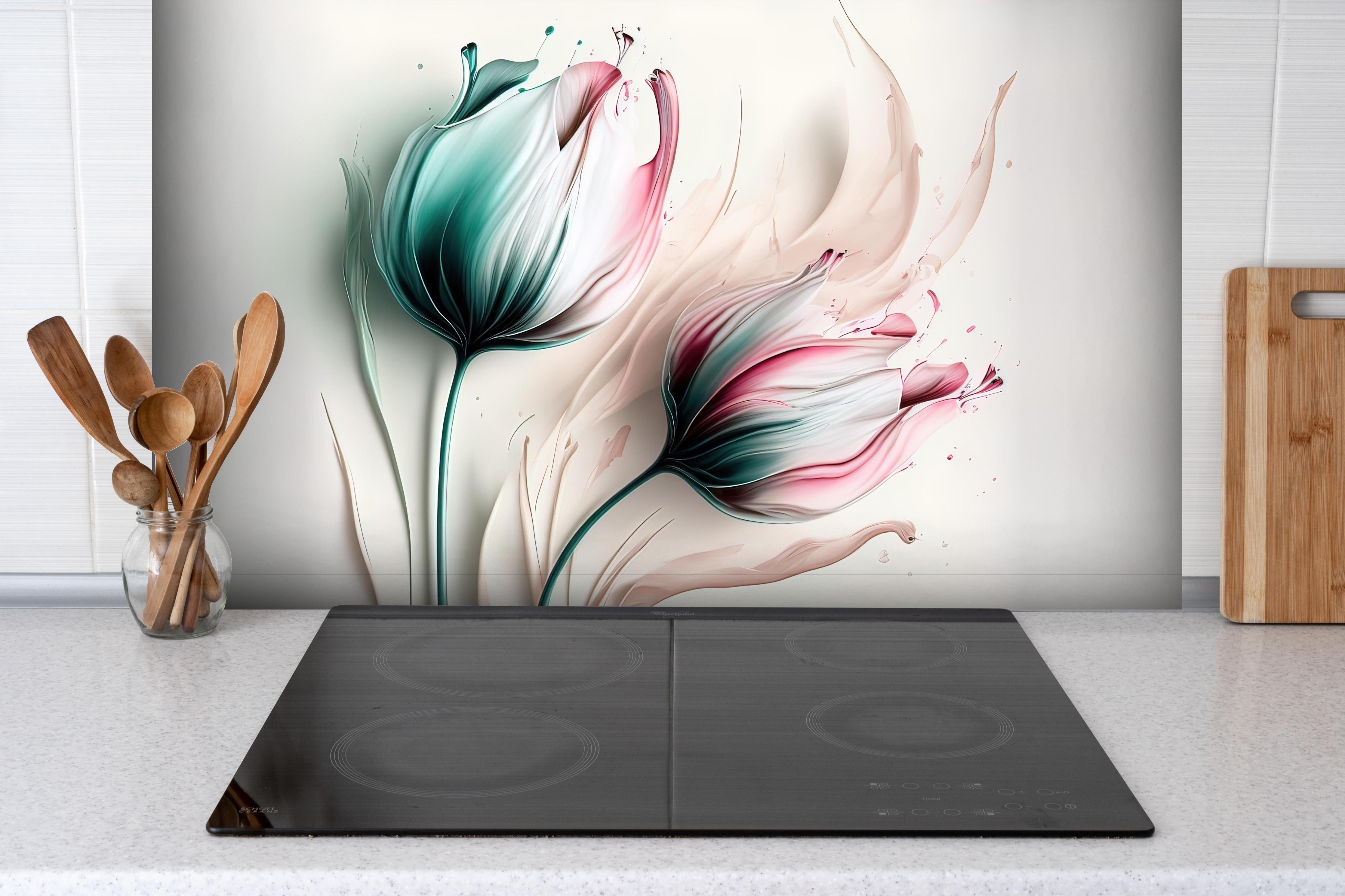 Spritzschutz - Abstrakte fließende Tulpen-Kunst hinter einem Cerankochfeld zwischen Holz-Kochutensilien
