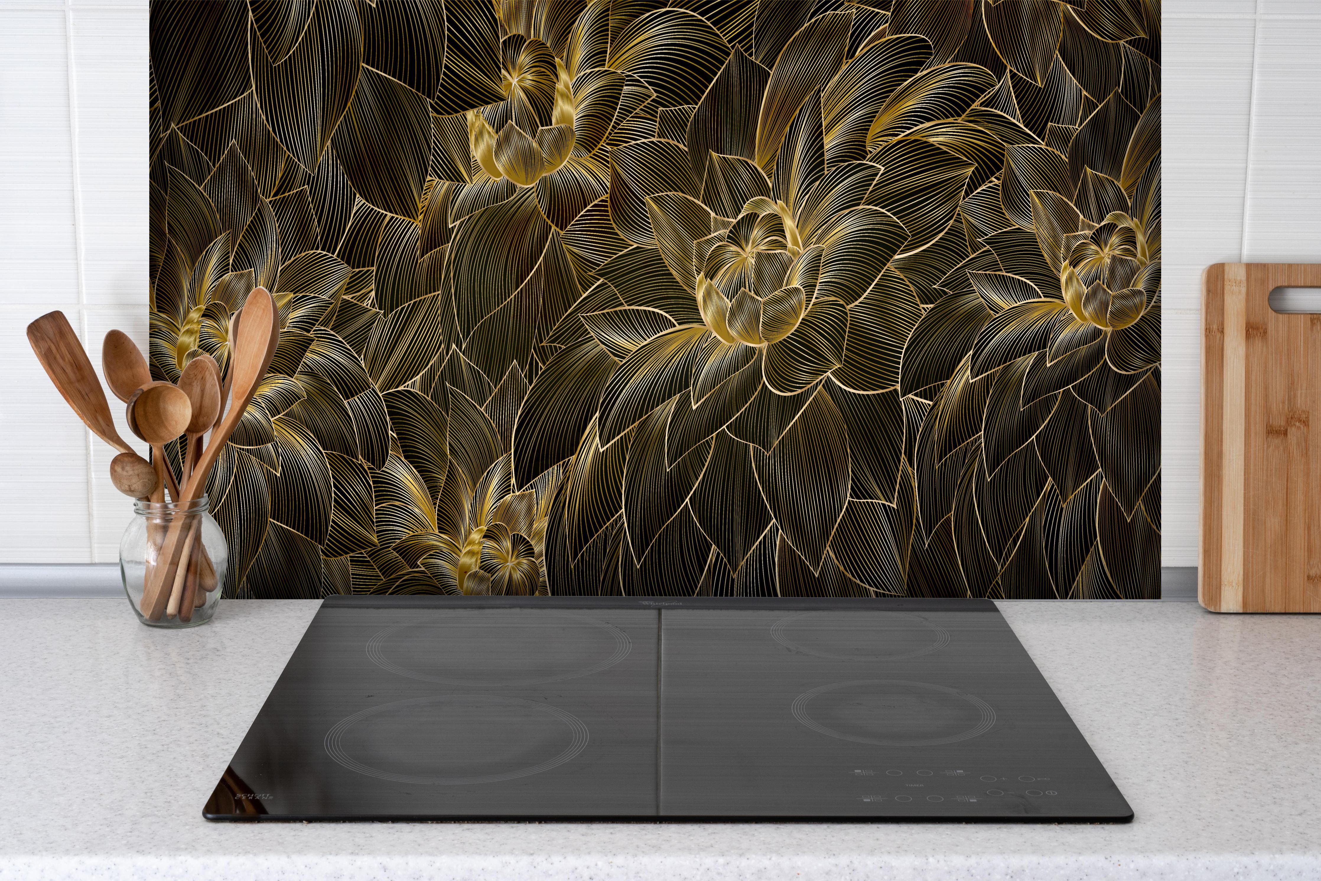 Spritzschutz - Abstrakte goldene Blüten Struktur Tapete hinter einem Cerankochfeld zwischen Holz-Kochutensilien
