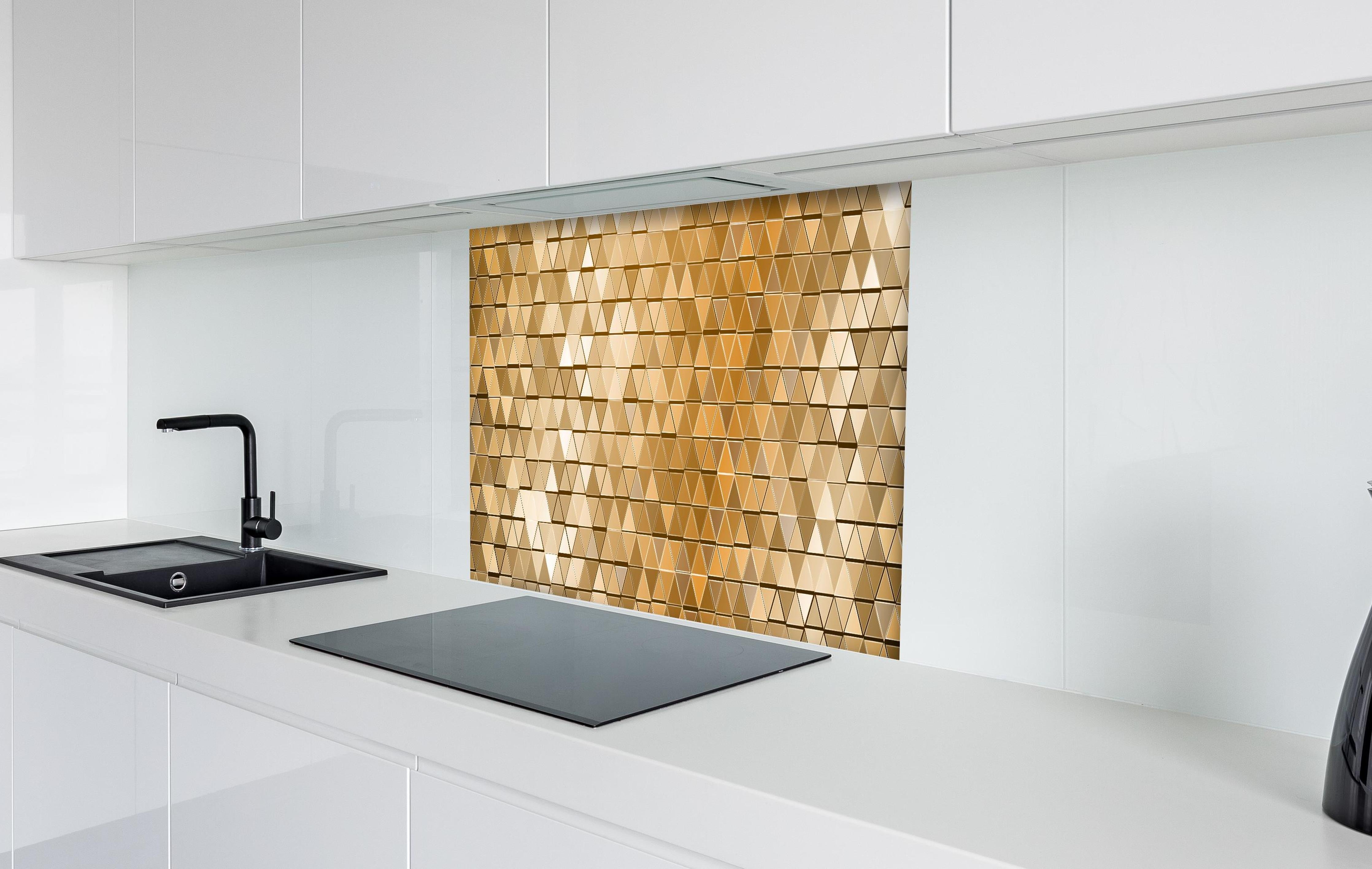 Spritzschutz - Abstrakte goldene Mosaik Wandverkleidung hinter einem Cerankochfeld zwischen Holz-Kochutensilien
