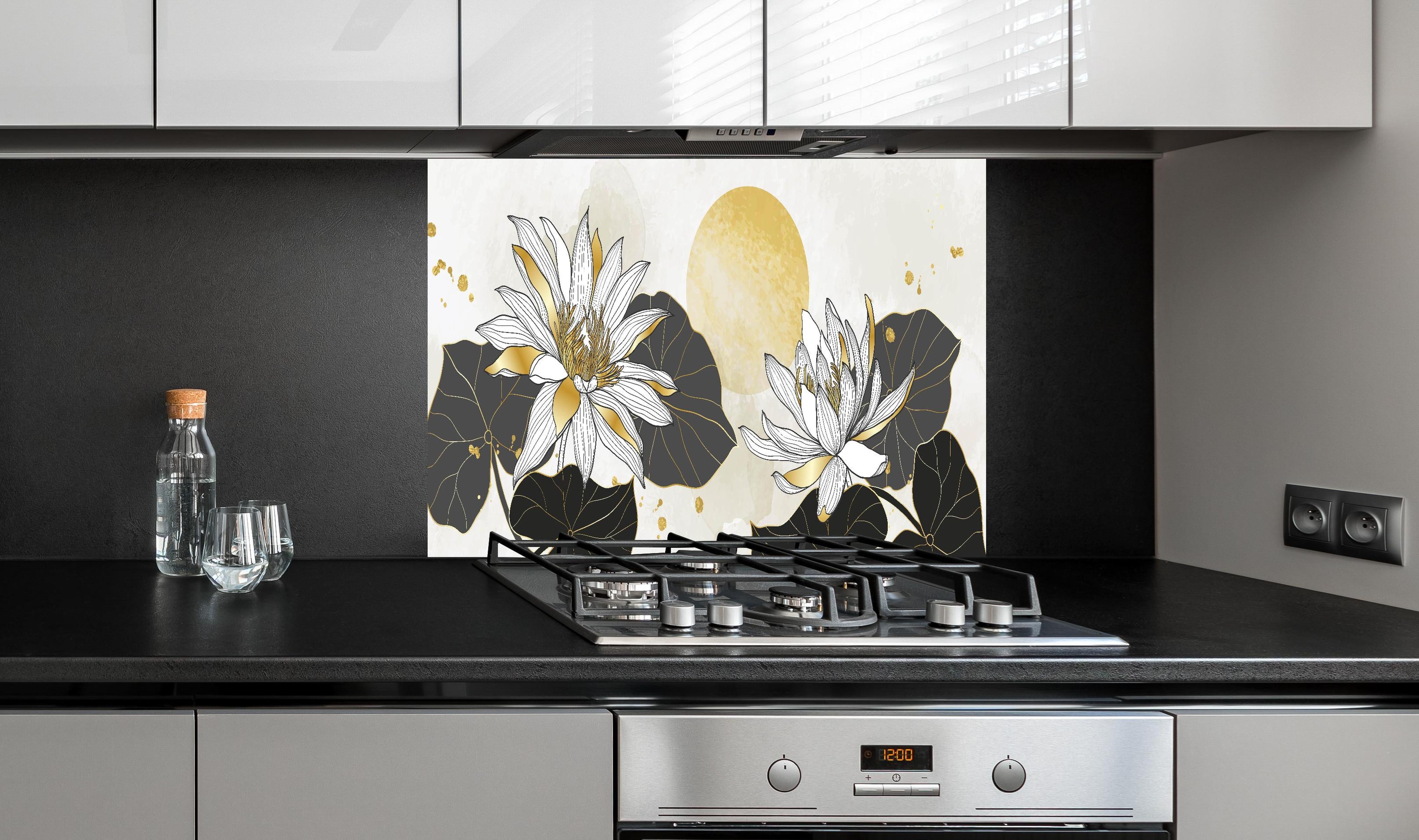 Spritzschutz - Abstrakte goldene Seerosen auf Leinwand hinter einem Cerankochfeld zwischen Holz-Kochutensilien
