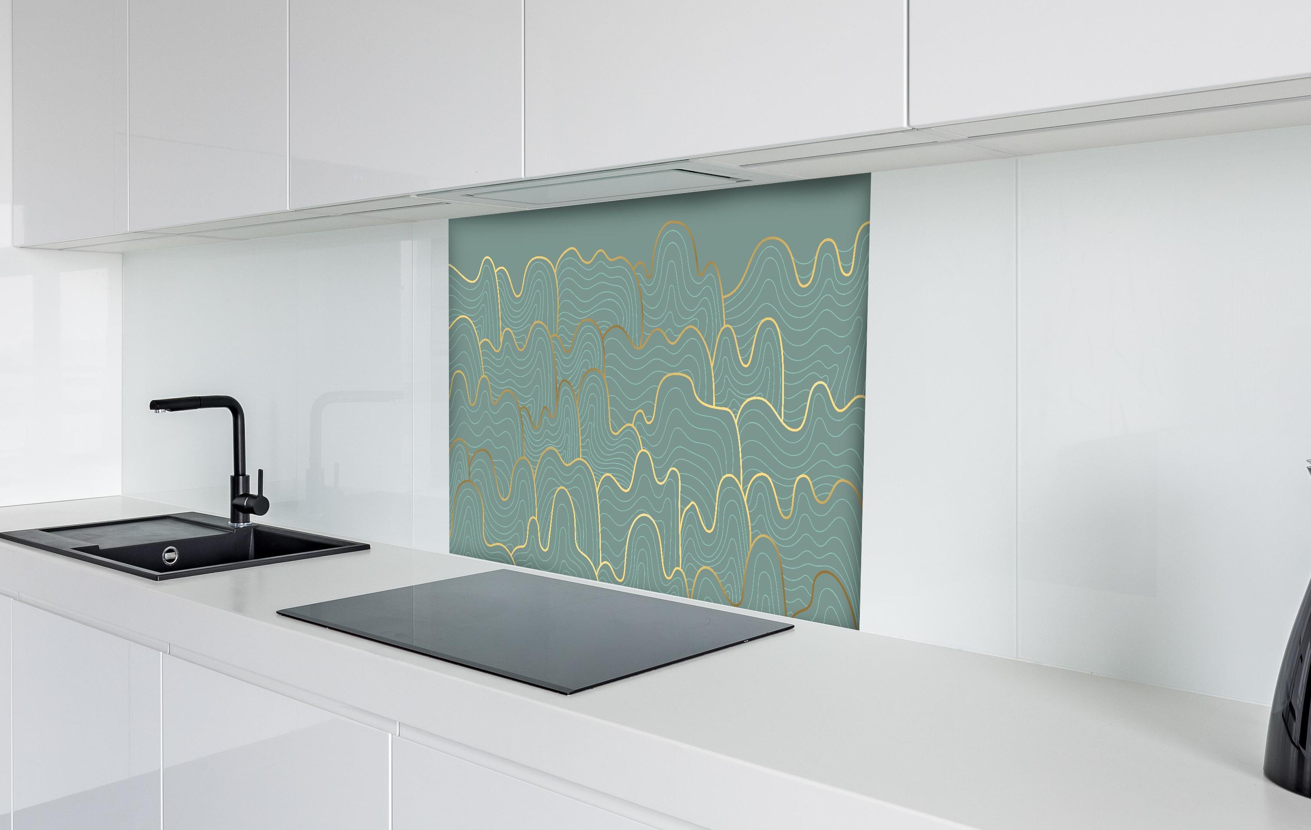 Spritzschutz - Abstrakte graue Wellentextur und Goldlinien hinter einem Cerankochfeld zwischen Holz-Kochutensilien
