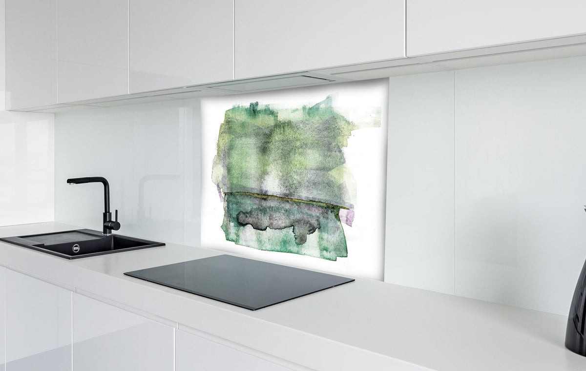 Spritzschutz - Abstrakte grün-weiße Aquarelltextur auf Papier hinter einem Cerankochfeld zwischen Holz-Kochutensilien
