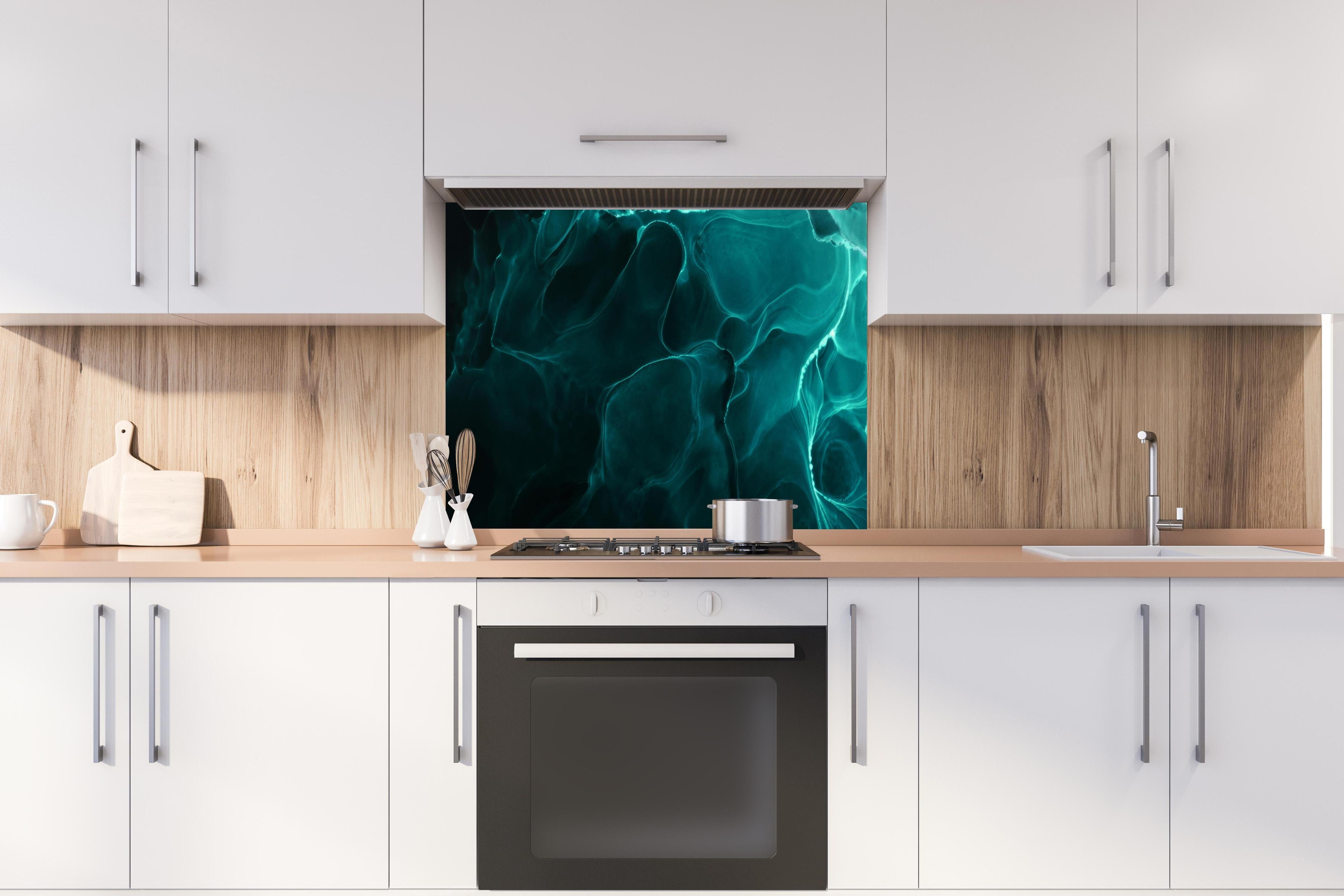 Spritzschutz - Abstrakte grüne Energie-Welle auf Schwarz hinter einem Cerankochfeld zwischen Holz-Kochutensilien
