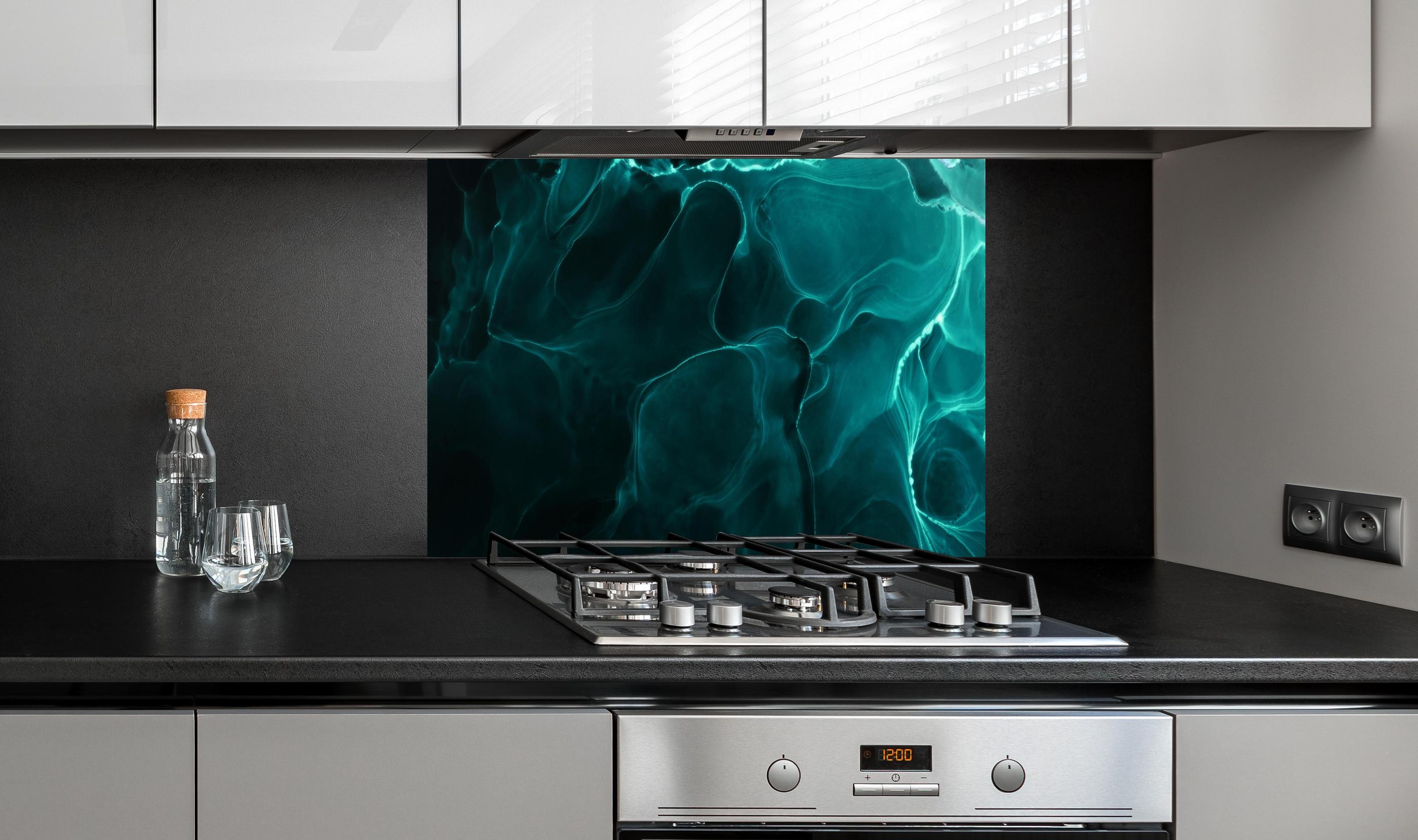 Spritzschutz - Abstrakte grüne Energie-Welle auf Schwarz hinter einem Cerankochfeld zwischen Holz-Kochutensilien
