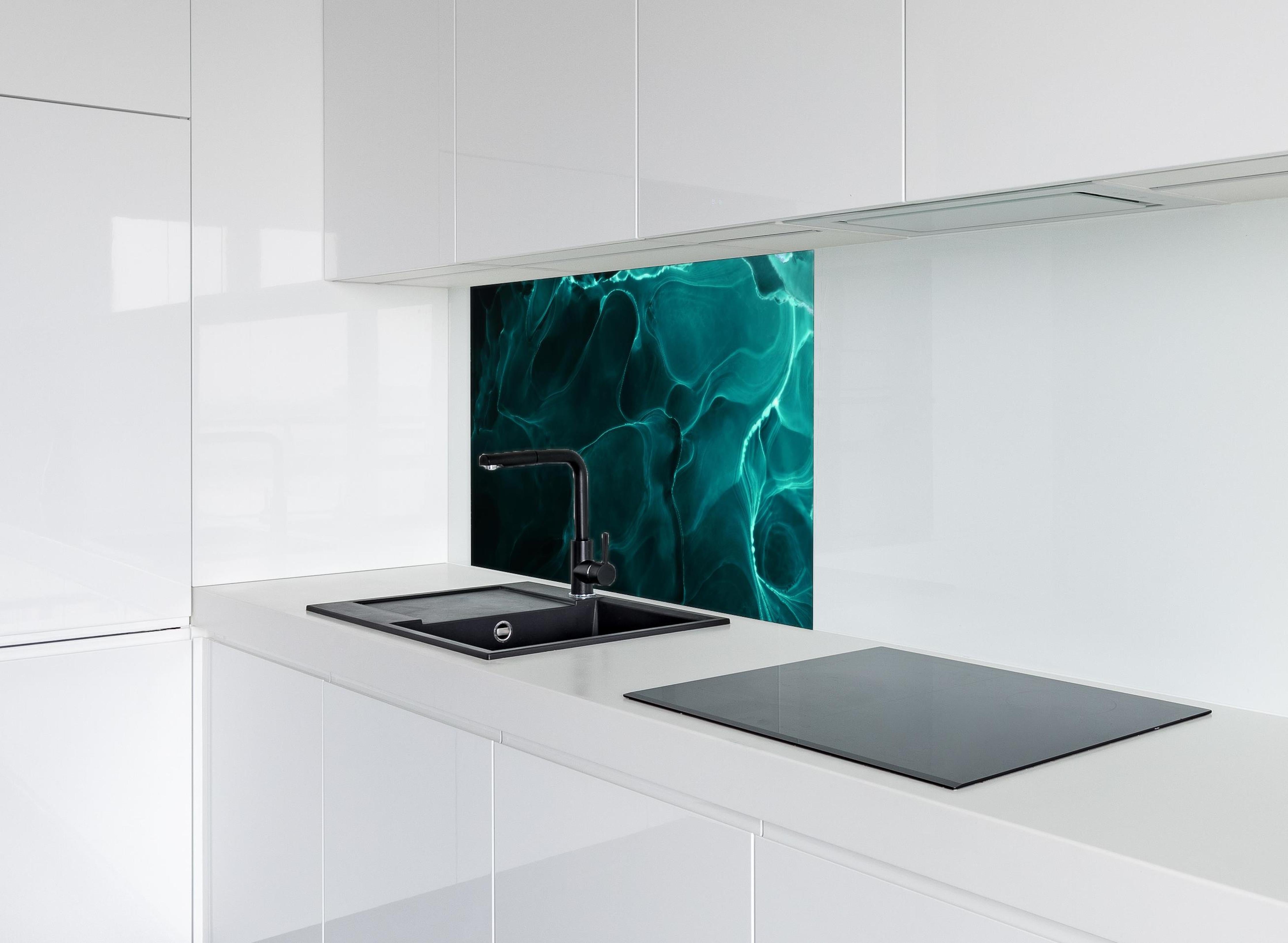 Spritzschutz - Abstrakte grüne Energie-Welle auf Schwarz hinter einem Cerankochfeld zwischen Holz-Kochutensilien
