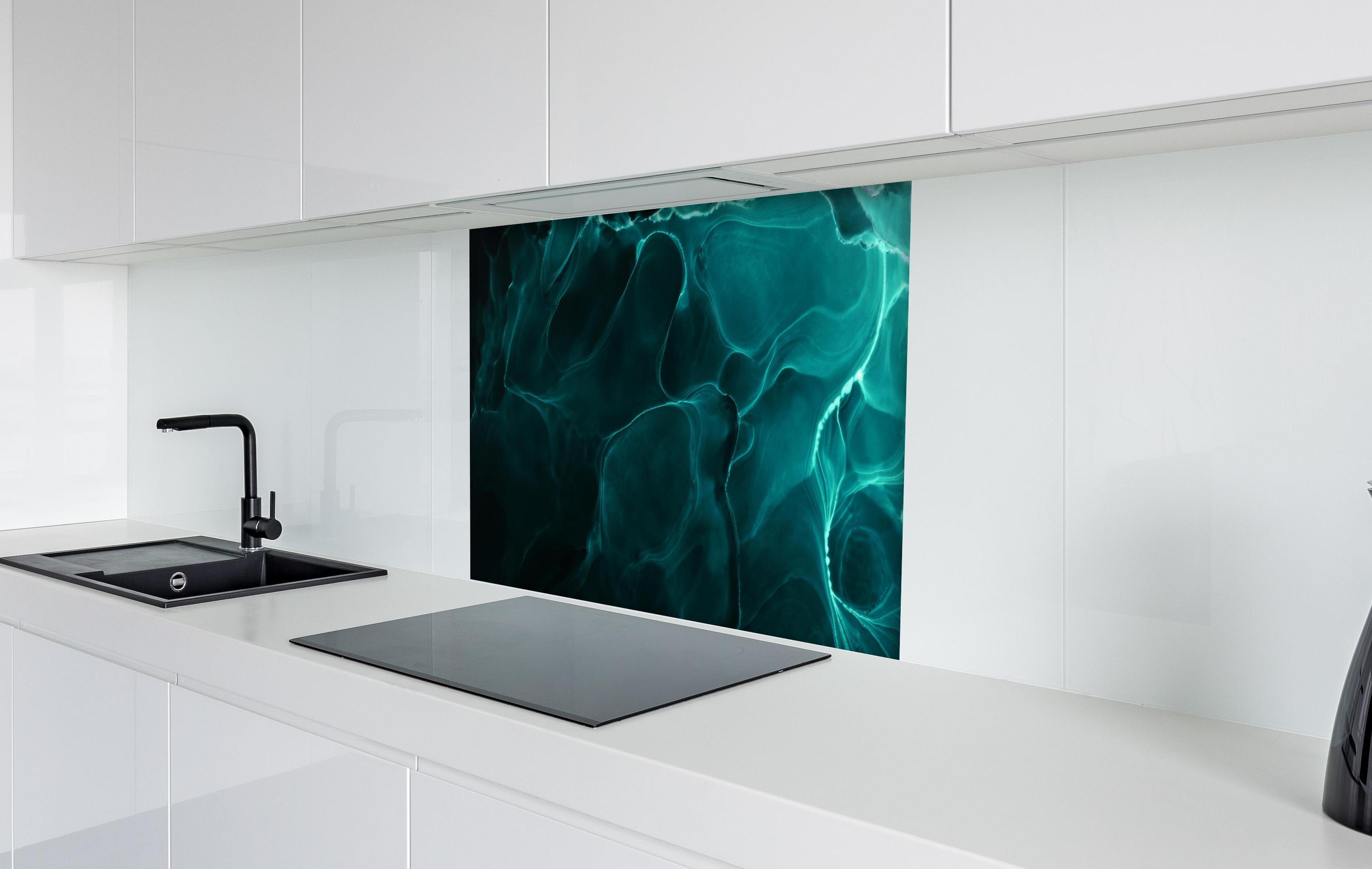 Spritzschutz - Abstrakte grüne Energie-Welle auf Schwarz hinter einem Cerankochfeld zwischen Holz-Kochutensilien
